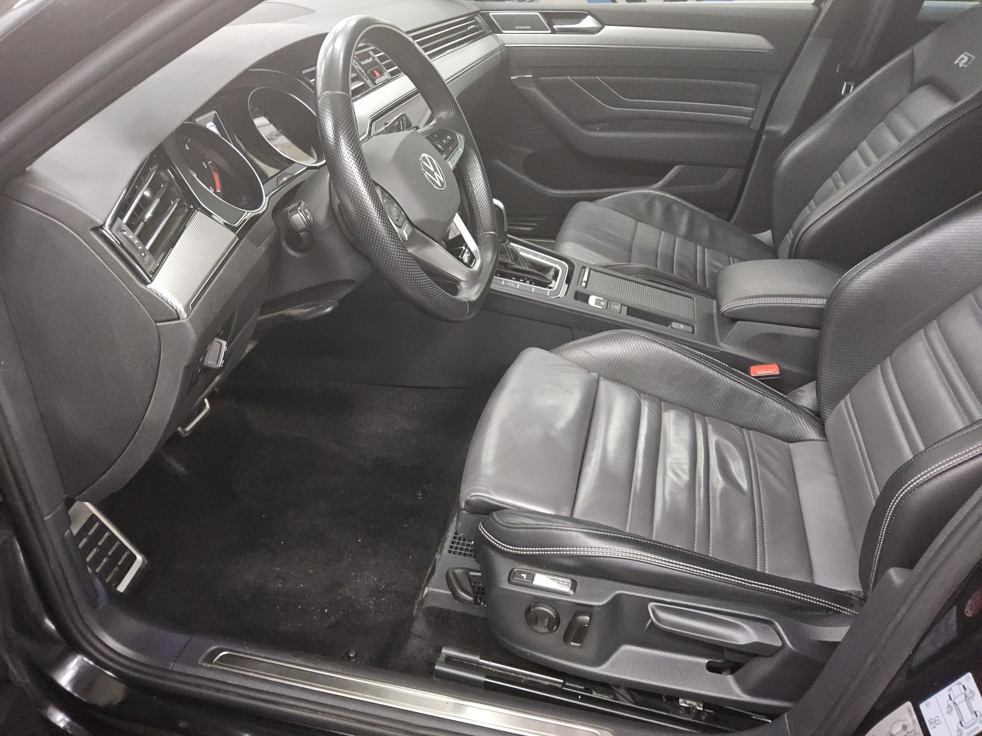 Volkswagen Passat Var. 2.0 TDI R-Line Navi Matrix AHK H/K 8