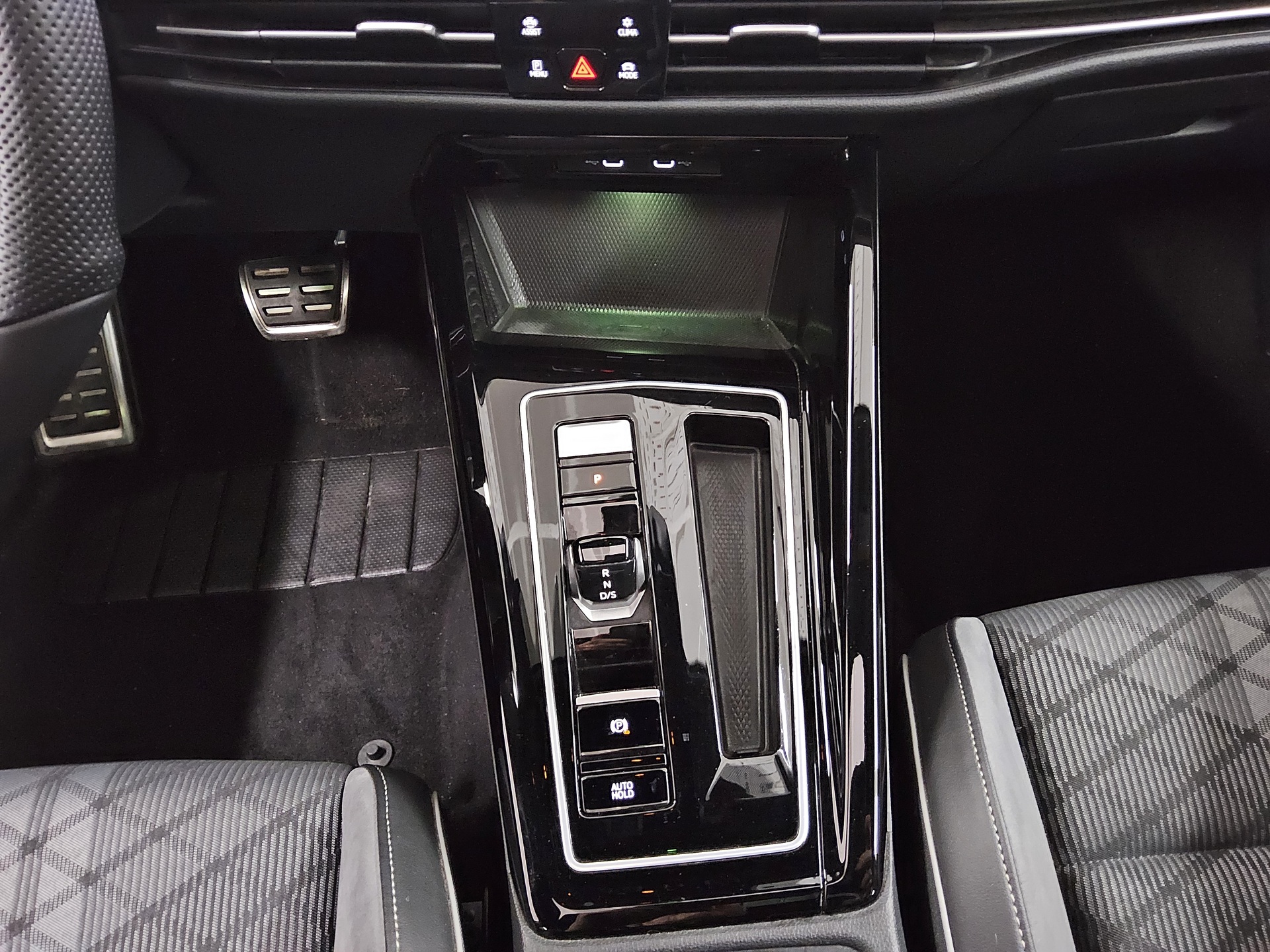 Volkswagen Golf-8 Var. 2.0 TDI R-Line Navi LED DC Pano H/K 6