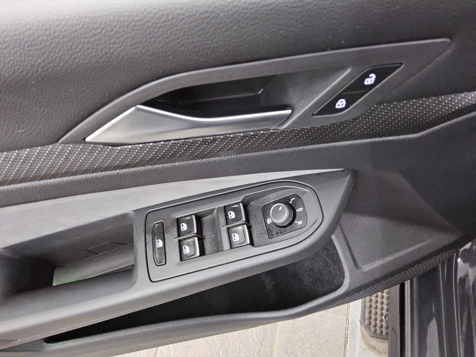 Volkswagen Golf-8 Var. 2.0 TDI R-Line Navi LED DC Pano H/K 10