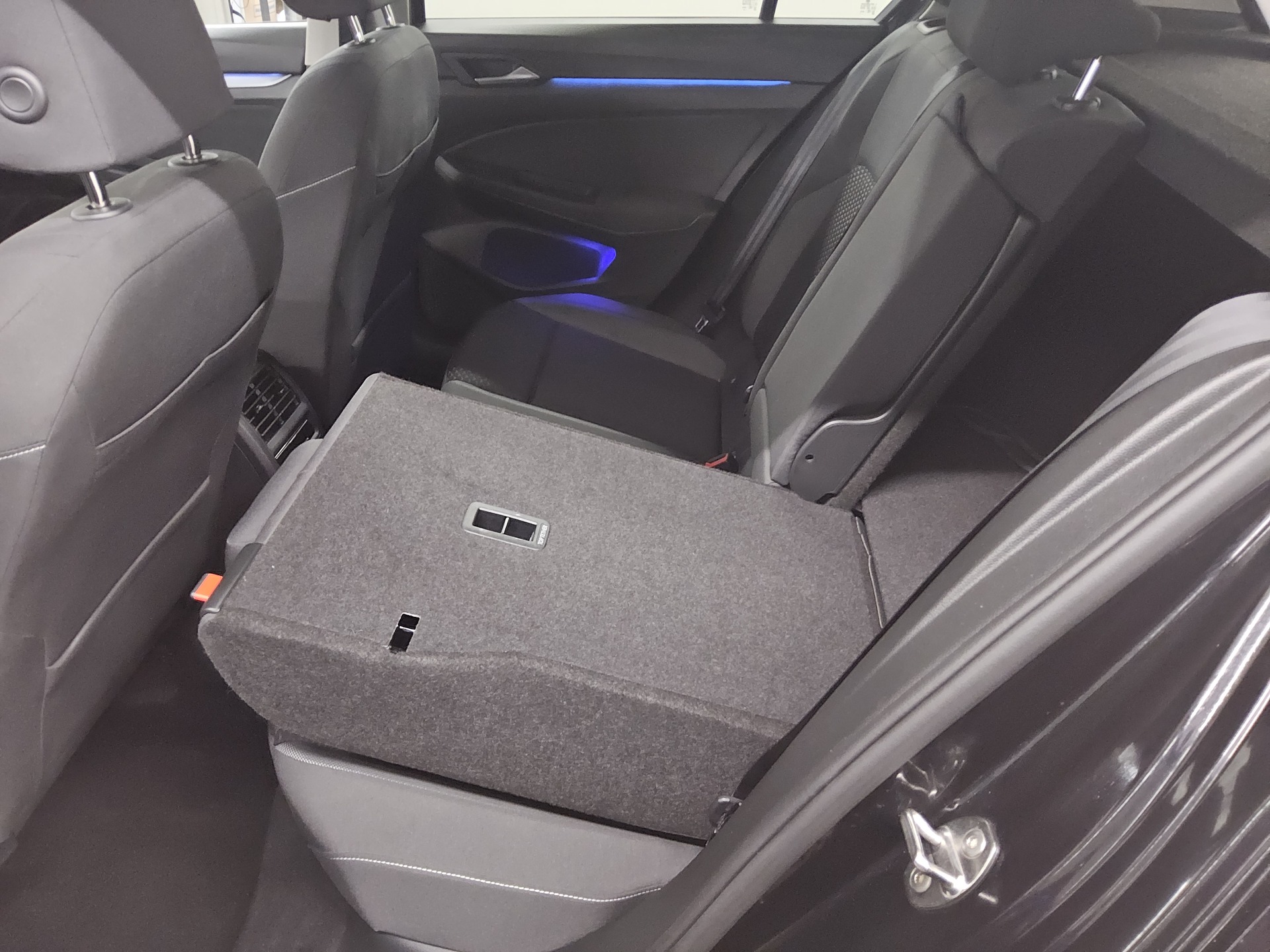 Volkswagen Golf-8 1.5 TSI Active Navi LED+ DC RFK ACC 13