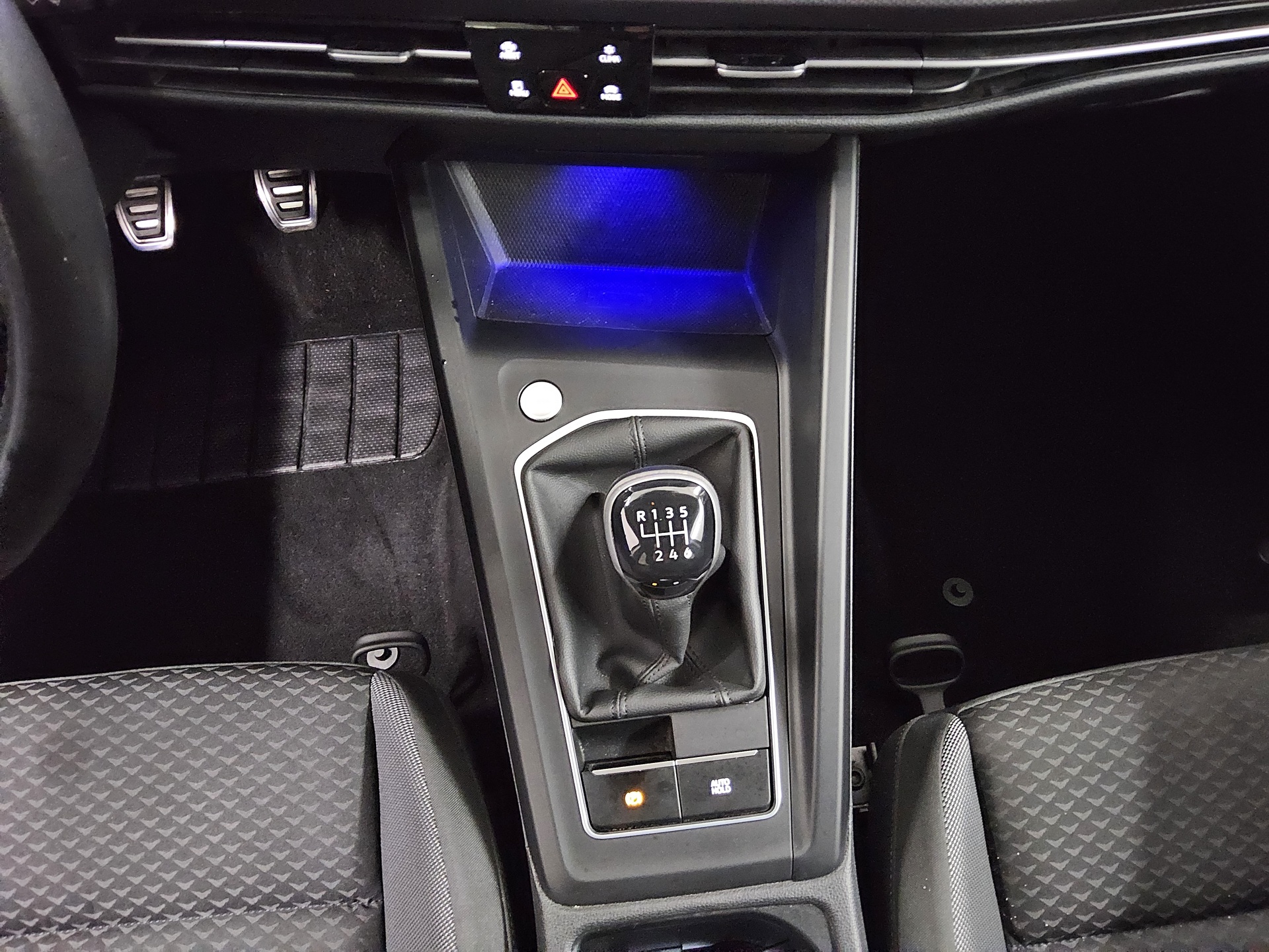 Volkswagen Golf-8 1.5 TSI Active Navi LED+ DC RFK ACC 6