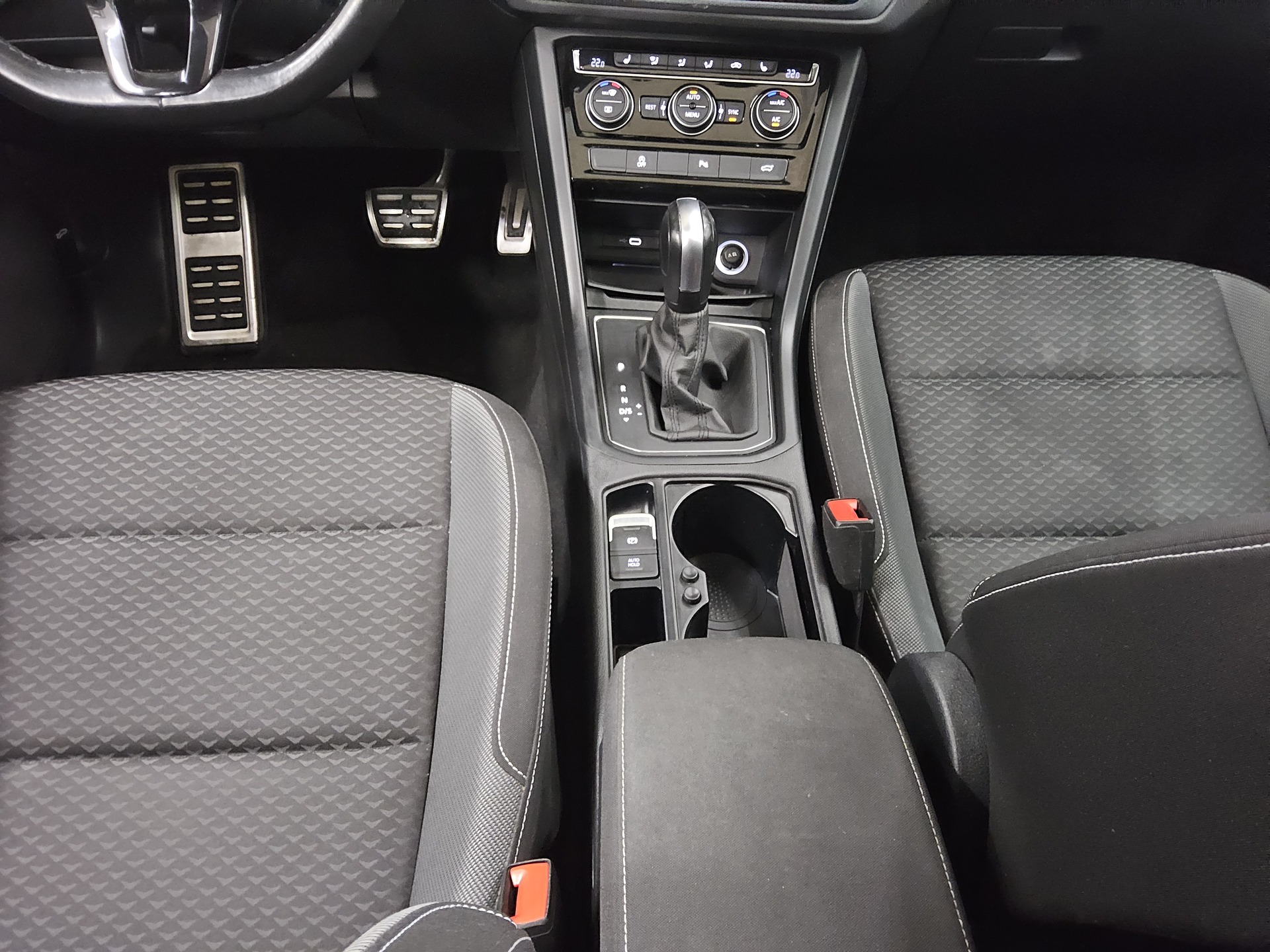 Volkswagen Touran 1.5 TSI Active 7-Sitze Navi LED Pano RFK 6