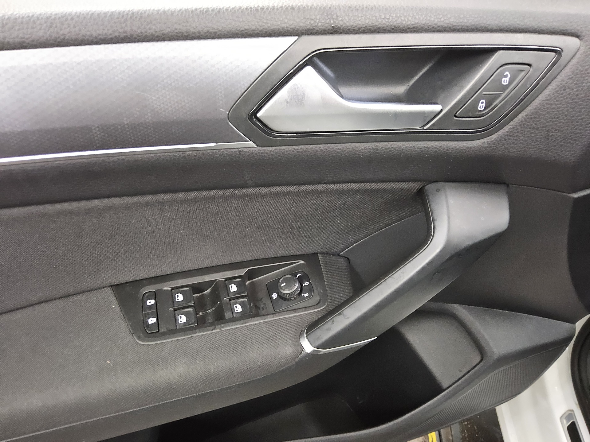 Volkswagen Touran 1.5 TSI Active 7-Sitze Navi LED Pano RFK 9