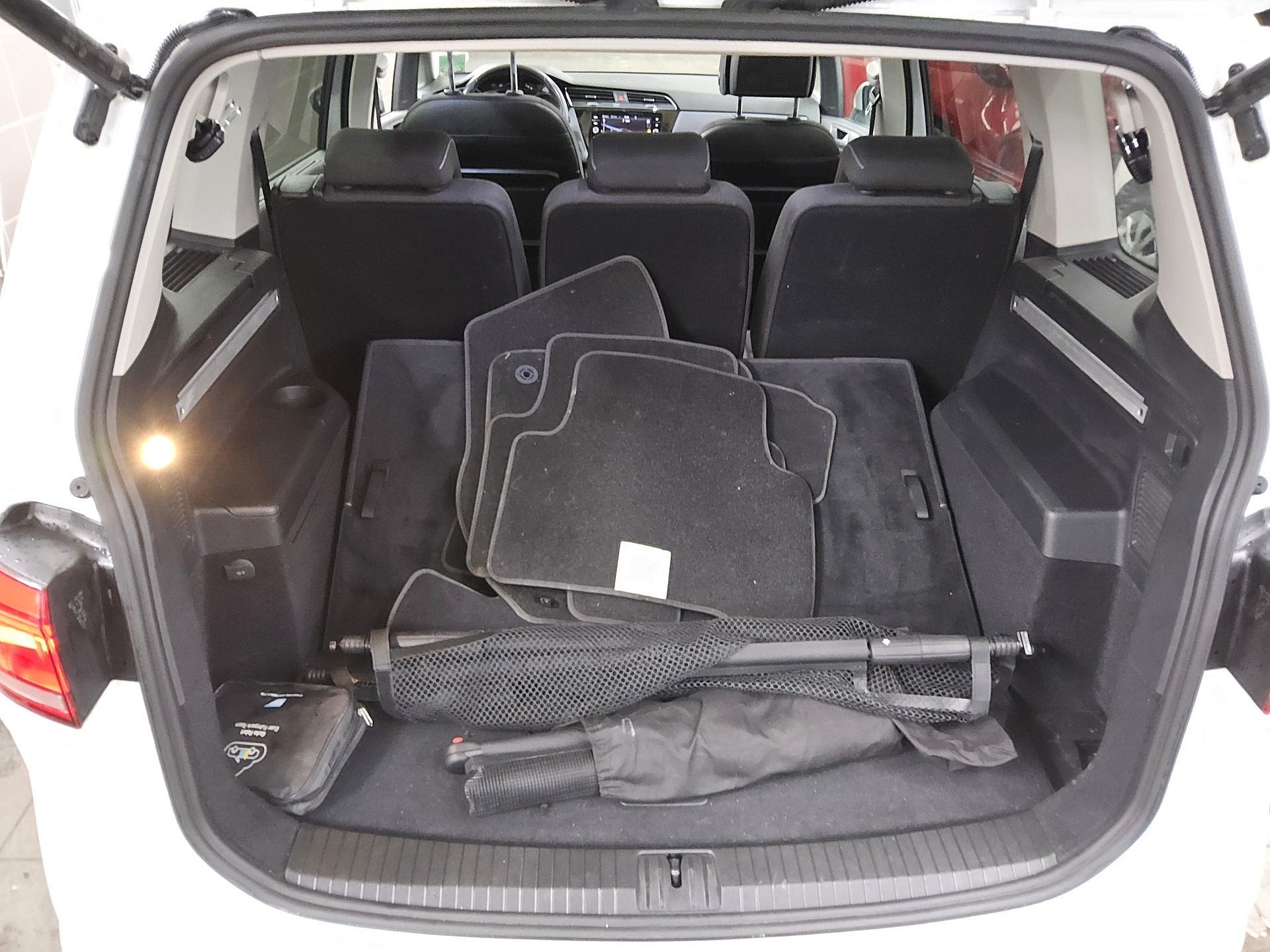 Volkswagen Touran 1.5 TSI Active 7-Sitze Navi LED Pano RFK 12