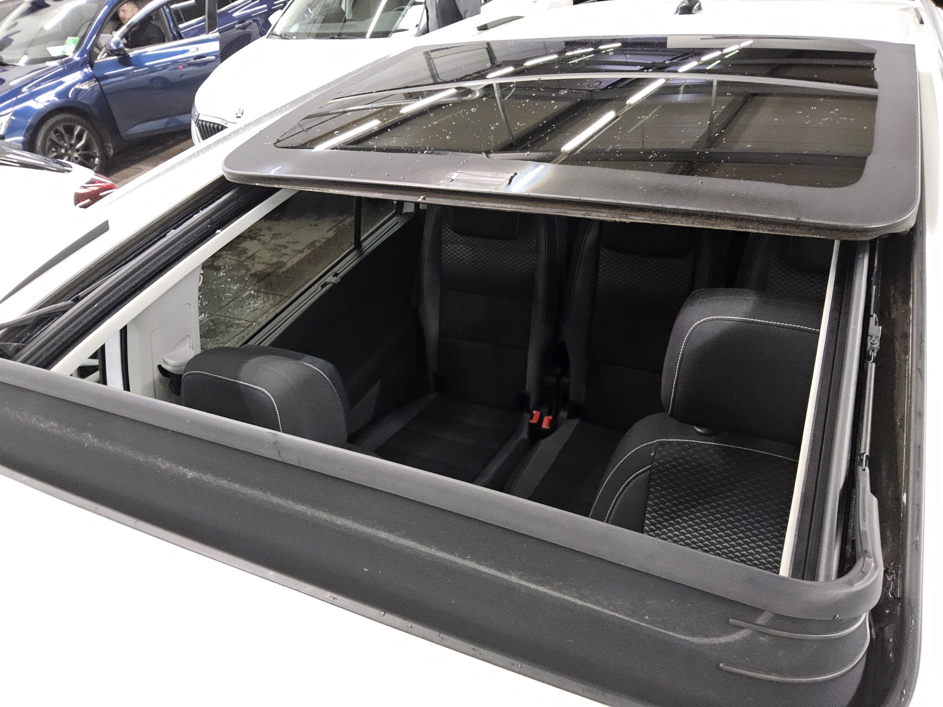 Volkswagen Touran 1.5 TSI Active 7-Sitze Navi LED Pano RFK 11