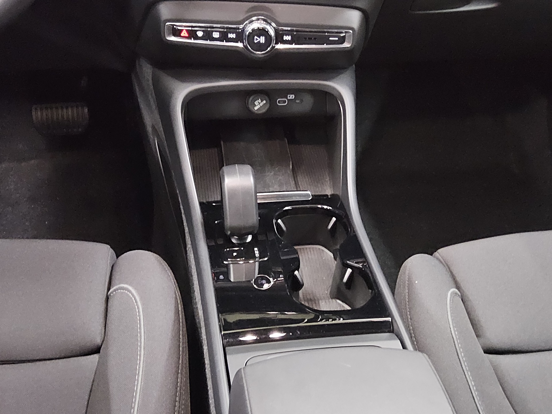 Volvo C40 Core Navi LED Pano RfK PDC BT Tempomat 6