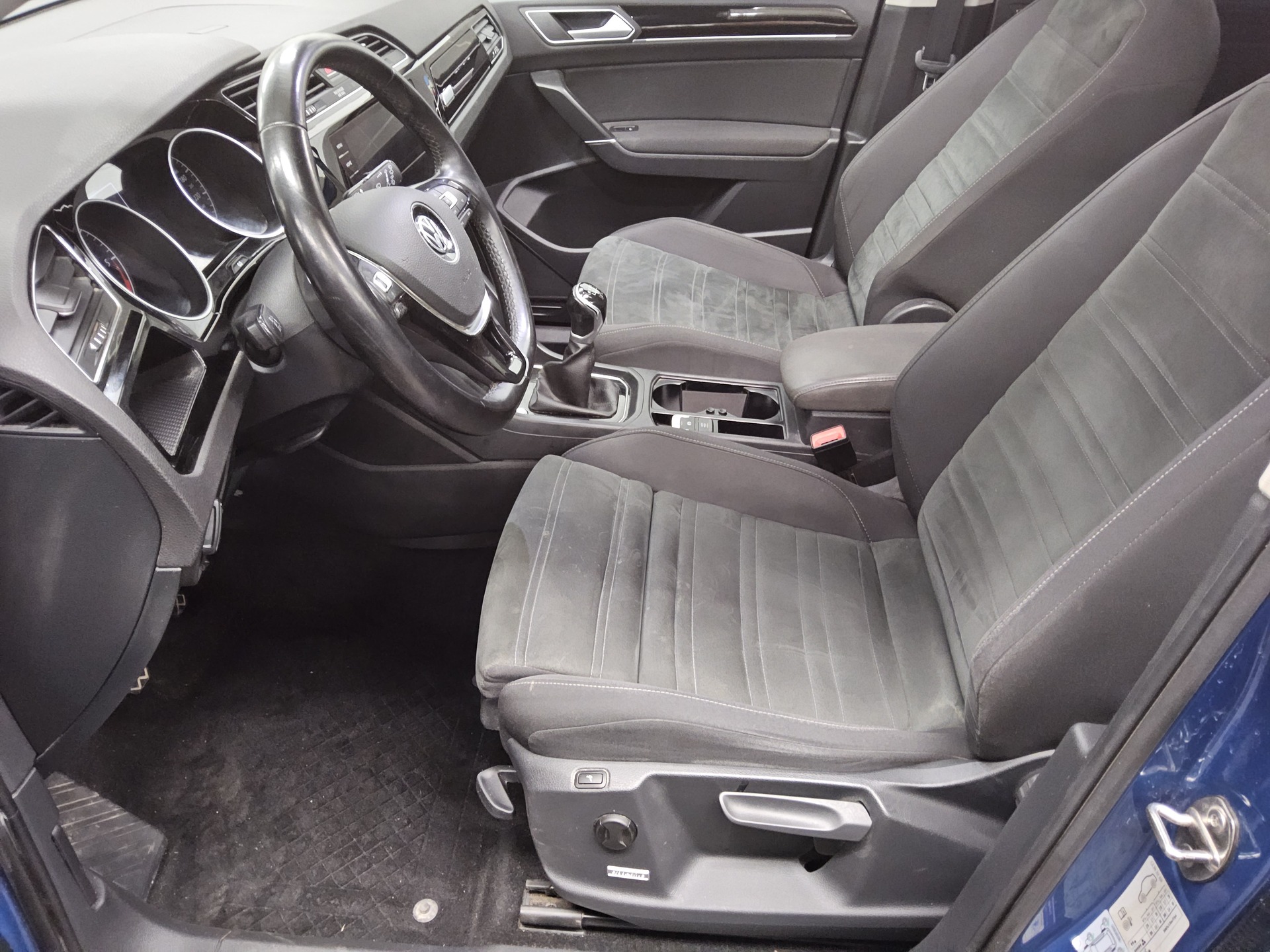 Volkswagen Touran 2.0 TDI Highline Navi LED Pano Ahk RFK 8