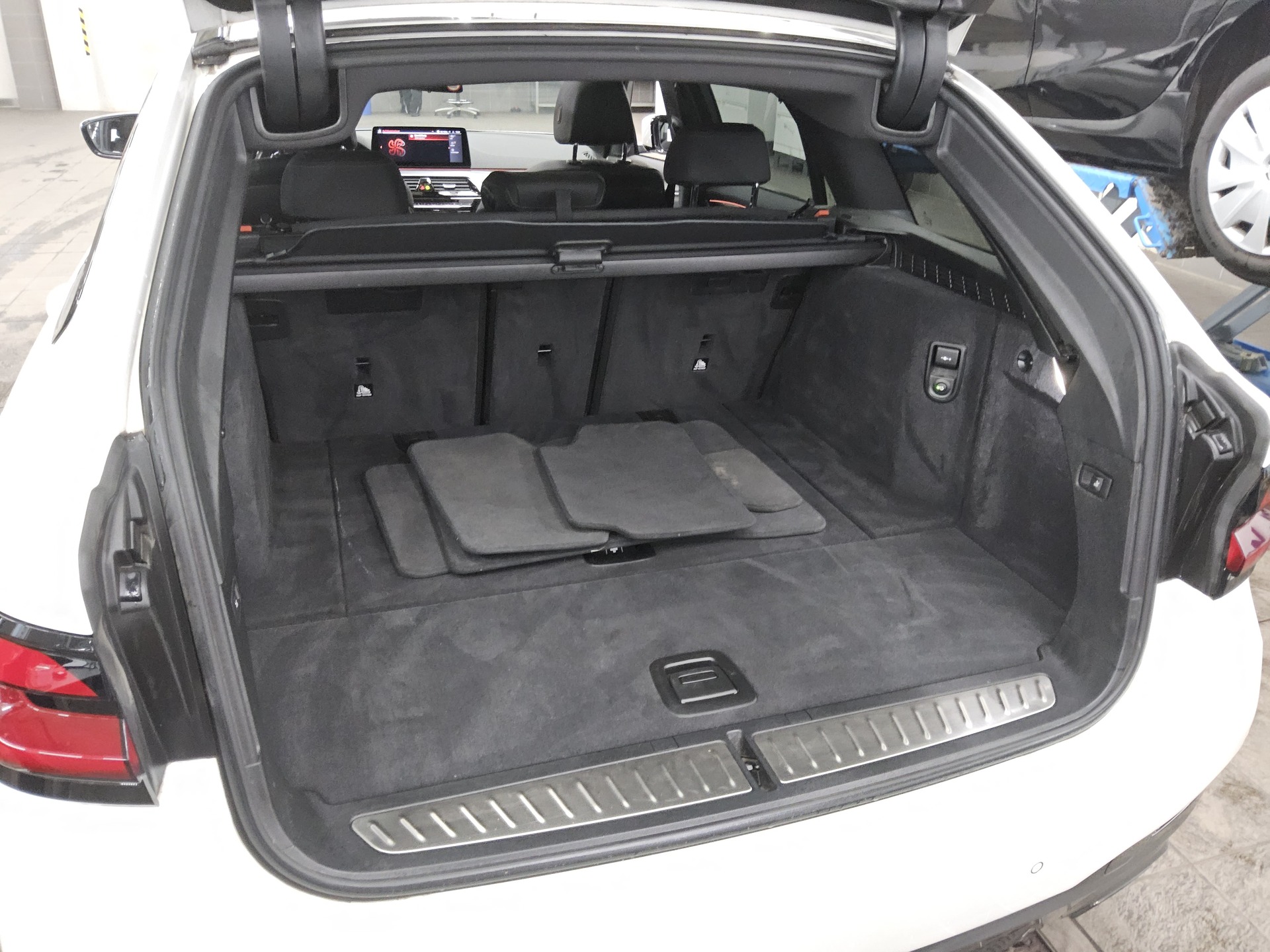 BMW 520dA Touring M-Sport Leder LC Pro Pano HiFi Ahk 12