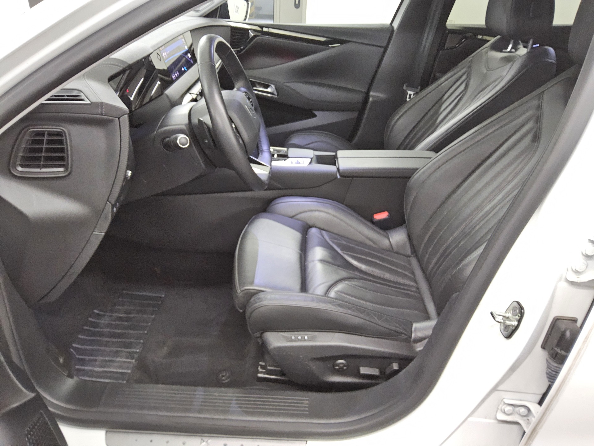 DS DS4 1.5 BlueHDI Cross Rivoli Navi LED HuD Focal 9