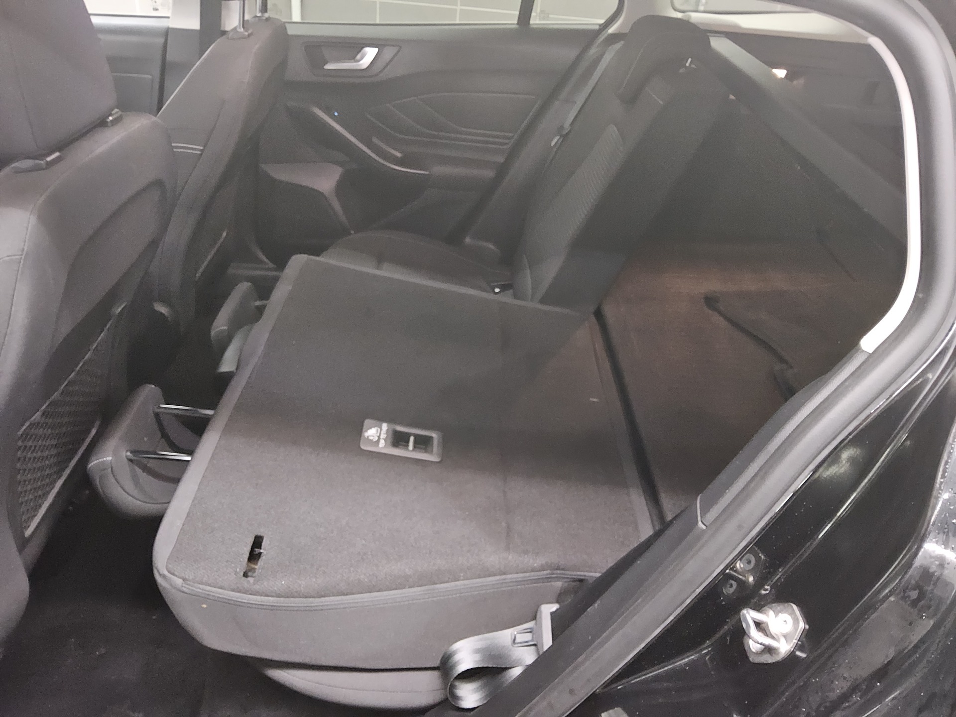 Ford Focus Turnier 2.0 EB Titanium Navi LED RFK AHK 12