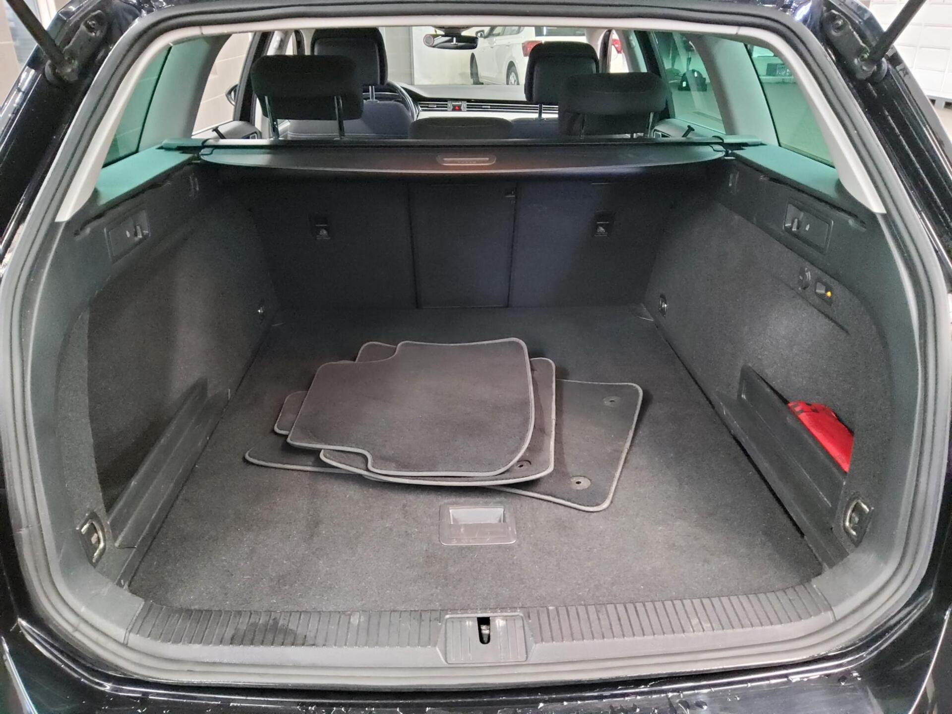 Volkswagen Passat Var. 2.0 TDI Business Navi LED AHK ACC 11