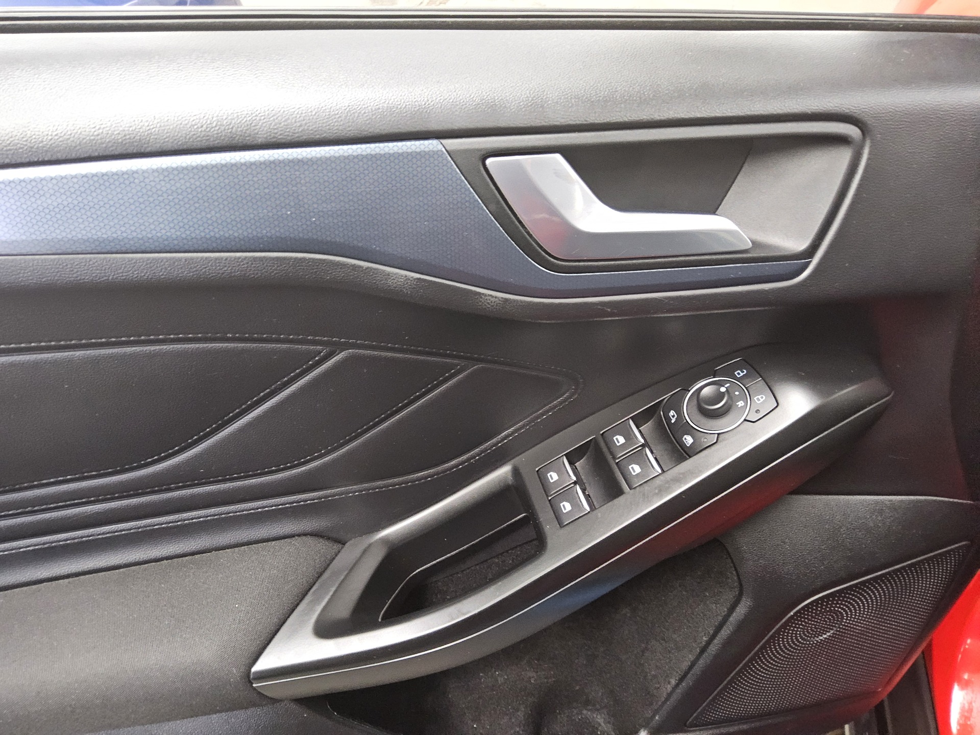 Ford Focus Turnier 1.5 EB Active Navi LED HuD B&O 10