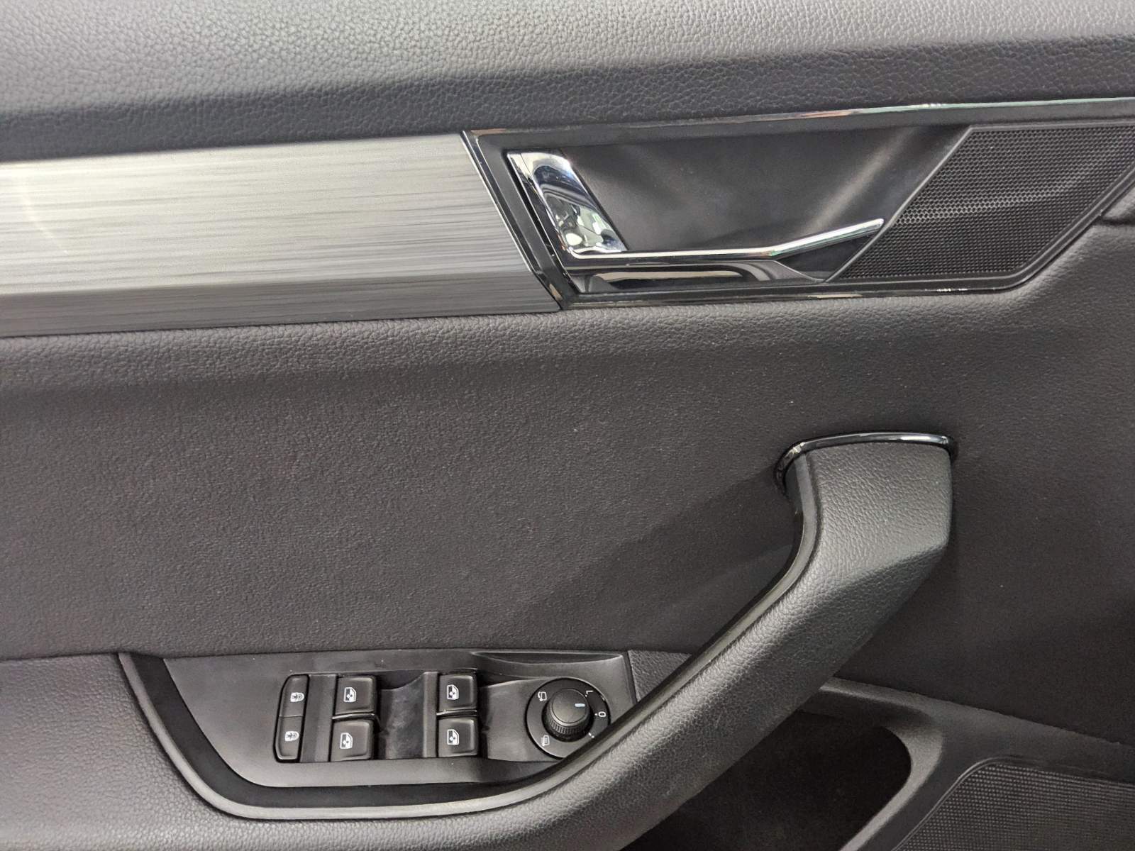 Skoda Superb Kombi 2.0 TDI Ambition Navi LED Pano vc 10