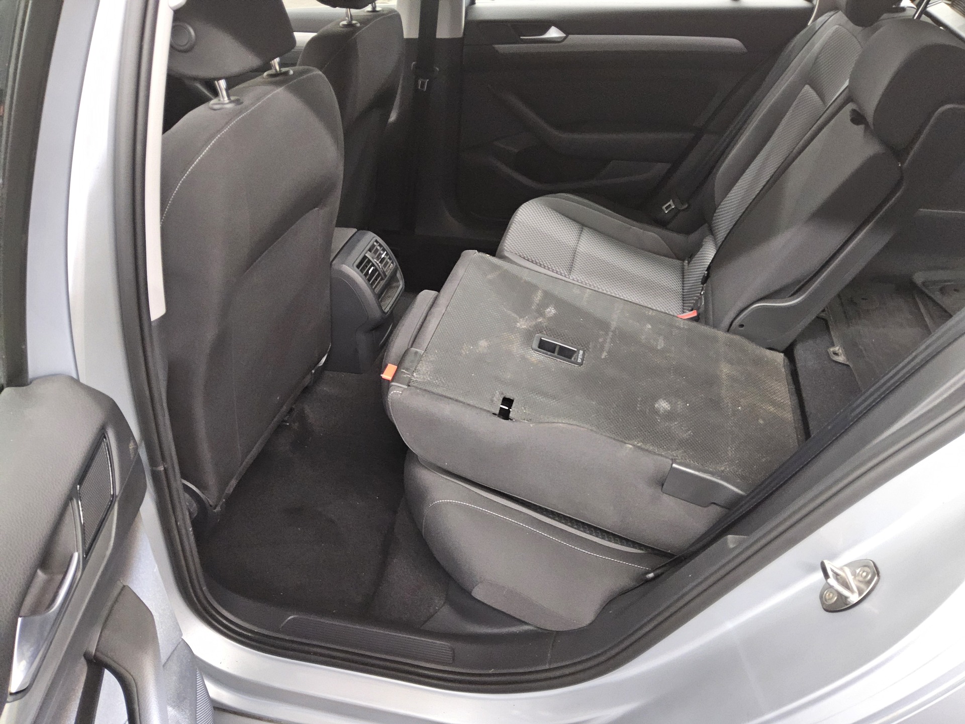 Volkswagen Passat Var. 2.0 TDI Navi LED Kamera Shz 12