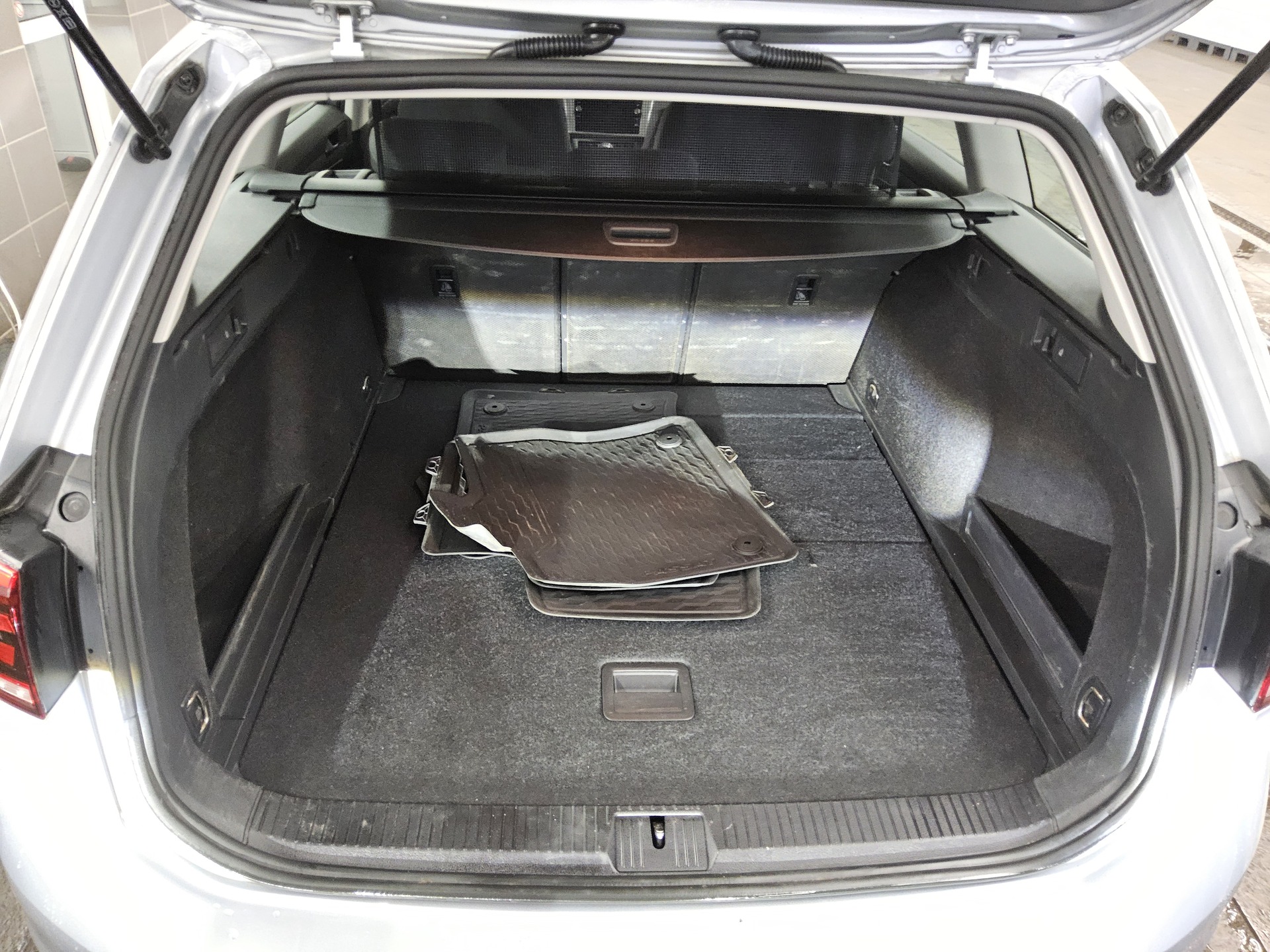 Volkswagen Passat Var. 2.0 TDI Navi LED Kamera Shz 10