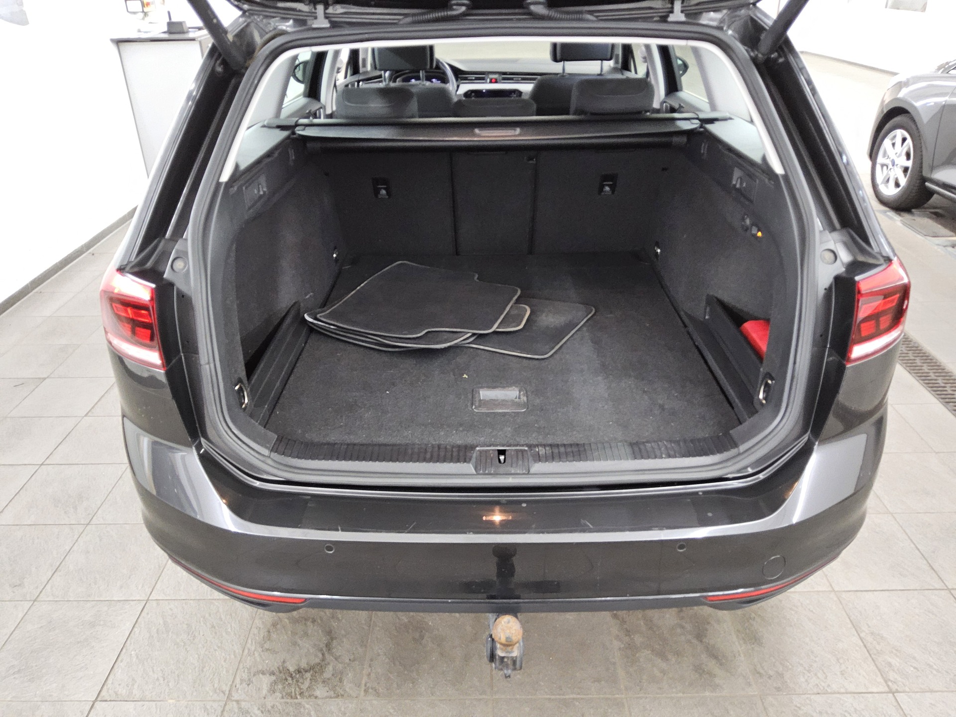 Volkswagen Passat Var. 2.0 TDI Business Navi AID Pano RFK 12