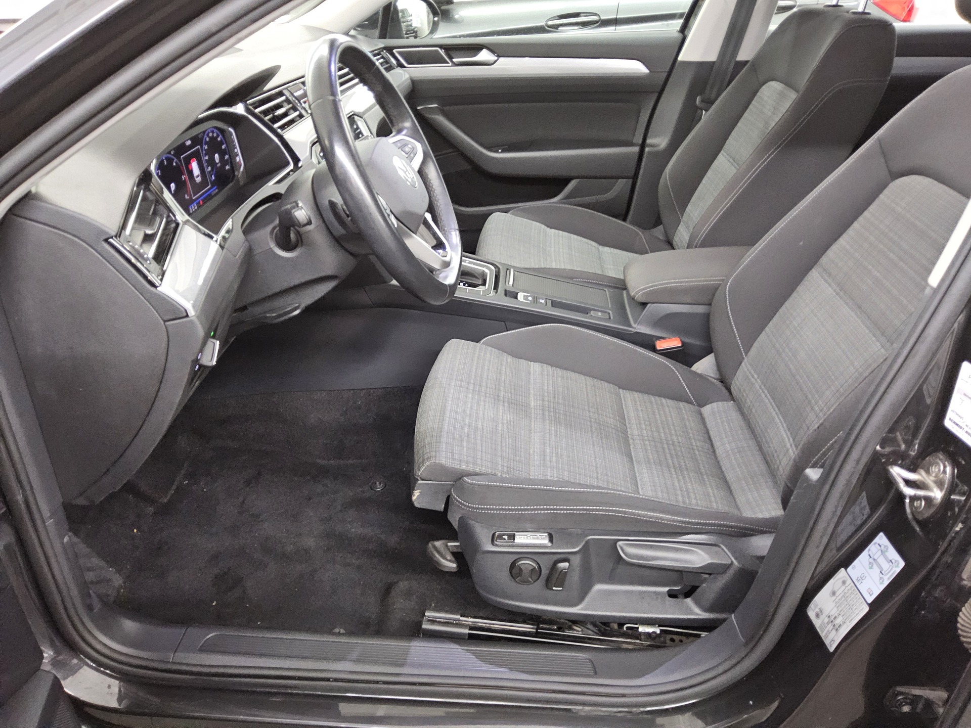 Volkswagen Passat Var. 2.0 TDI Business Navi AID Pano RFK 9