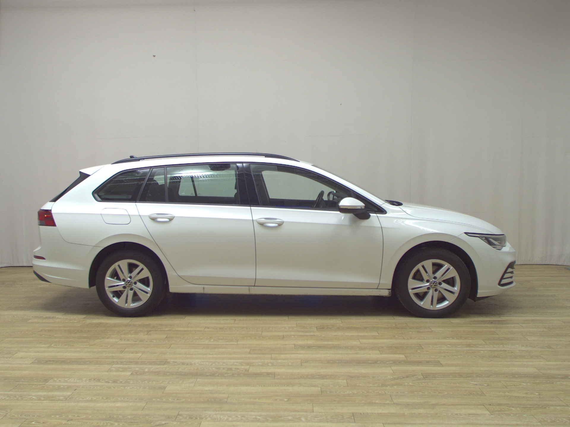 Volkswagen Golf-8 Var. 2.0 TDI Life Navi LED AID ACC Shz