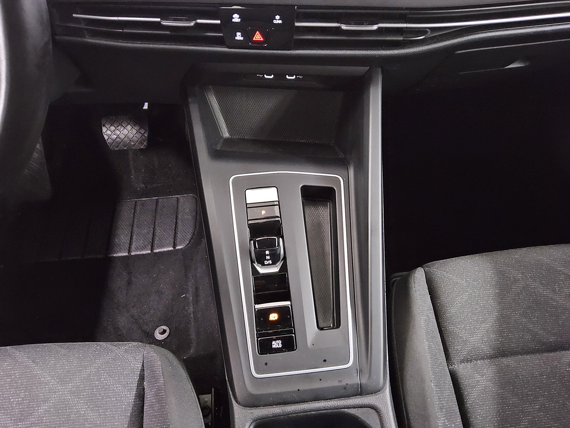 Volkswagen Golf-8 Var. 2.0 TDI Life Navi LED AID ACC Shz 6