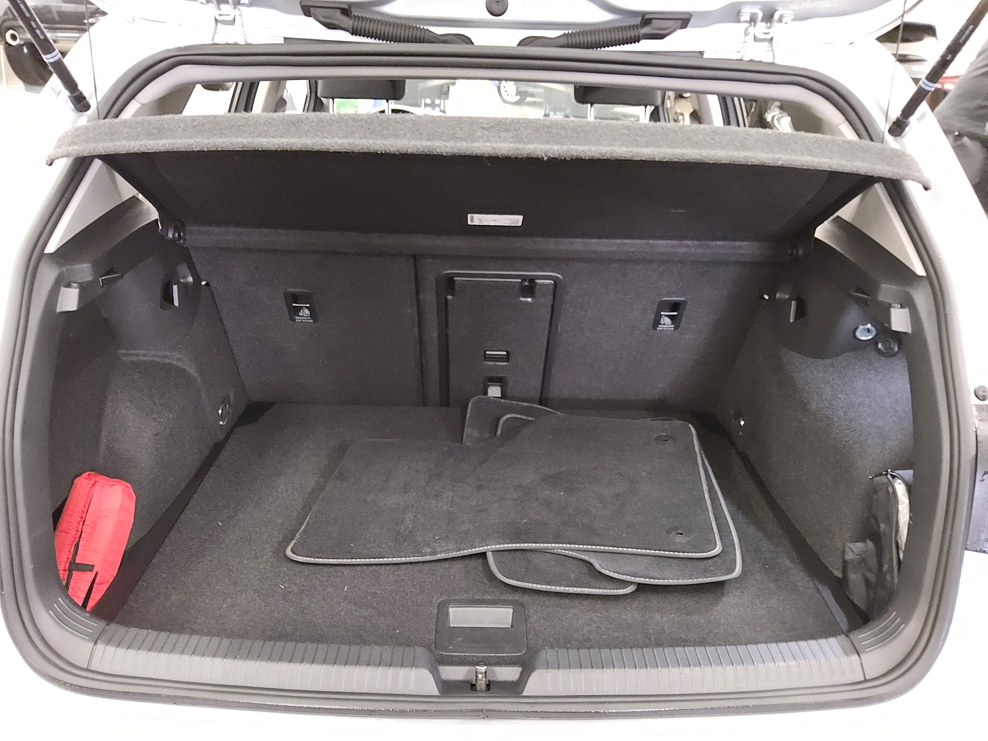 Volkswagen Golf-8 2.0 TDI Life Navi LED AID ACC PDC Shz 12