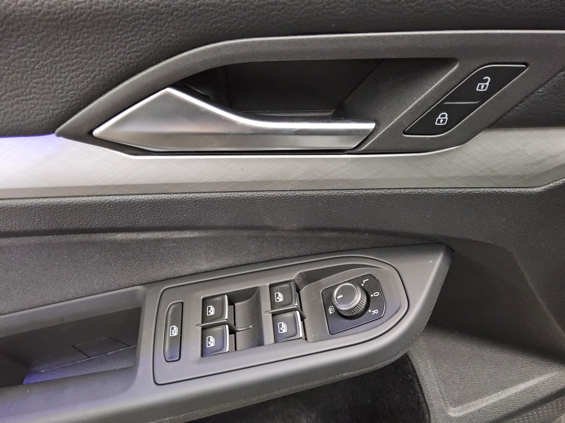 Volkswagen Golf-8 2.0 TDI Life Navi LED AID ACC PDC Shz 10