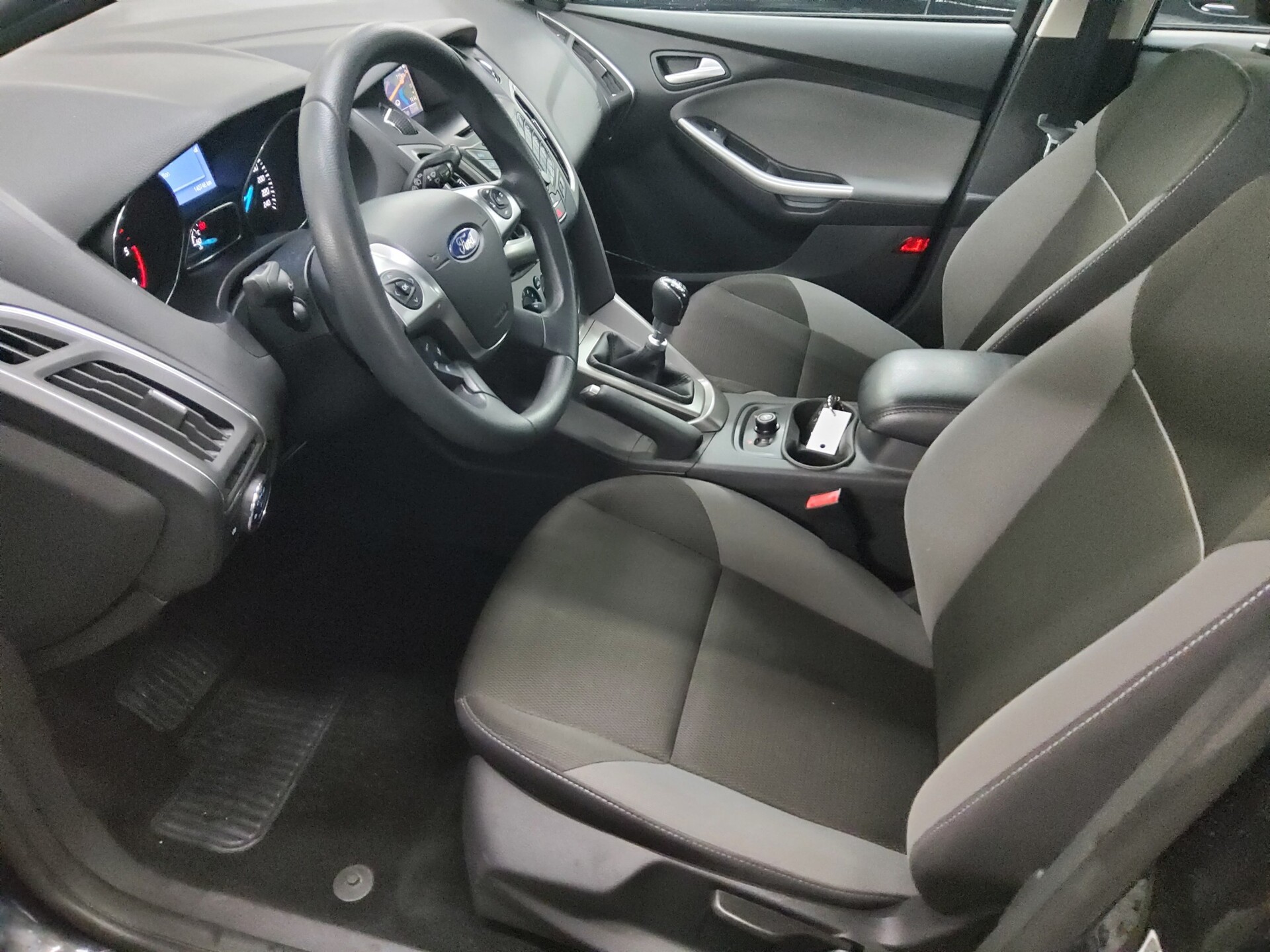 Ford Focus Turnier 1.6 TDCi Trend Navi Shz PDC 8