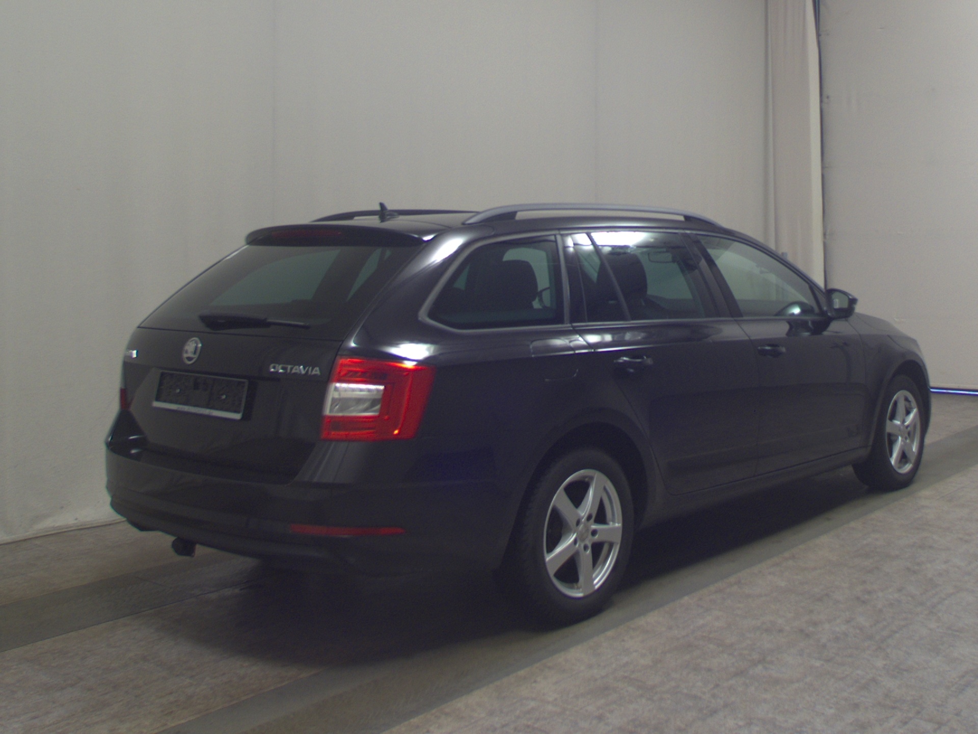 Skoda Octavia Kombi 2.0 TDI Style Navi Shz PDC AHK 4