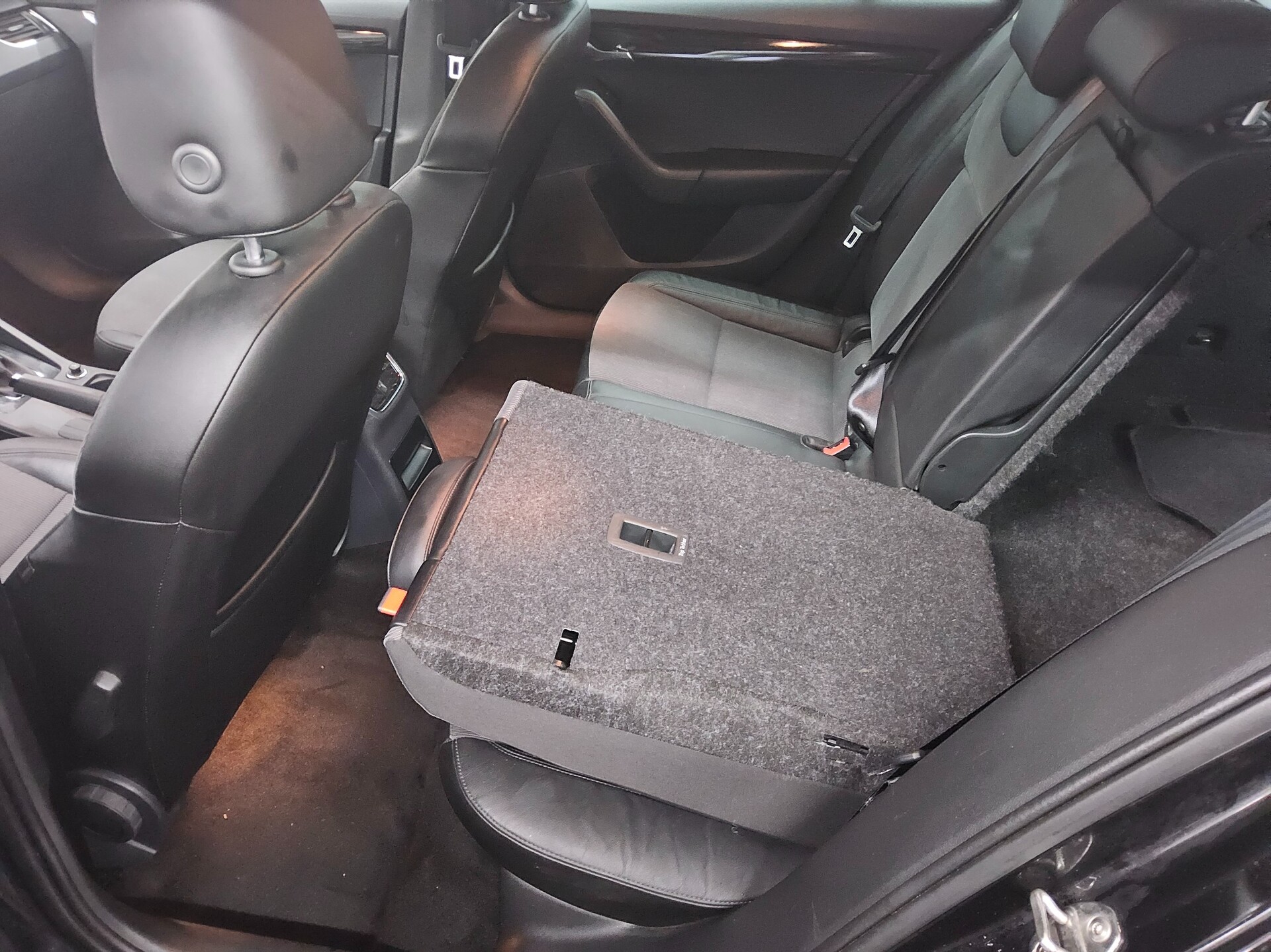 Skoda Octavia Kombi 2.0 TDI Style Navi Shz PDC AHK 12