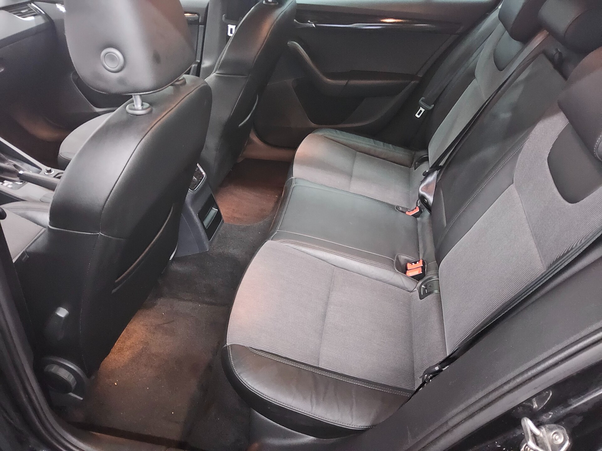 Skoda Octavia Kombi 2.0 TDI Style Navi Shz PDC AHK 13