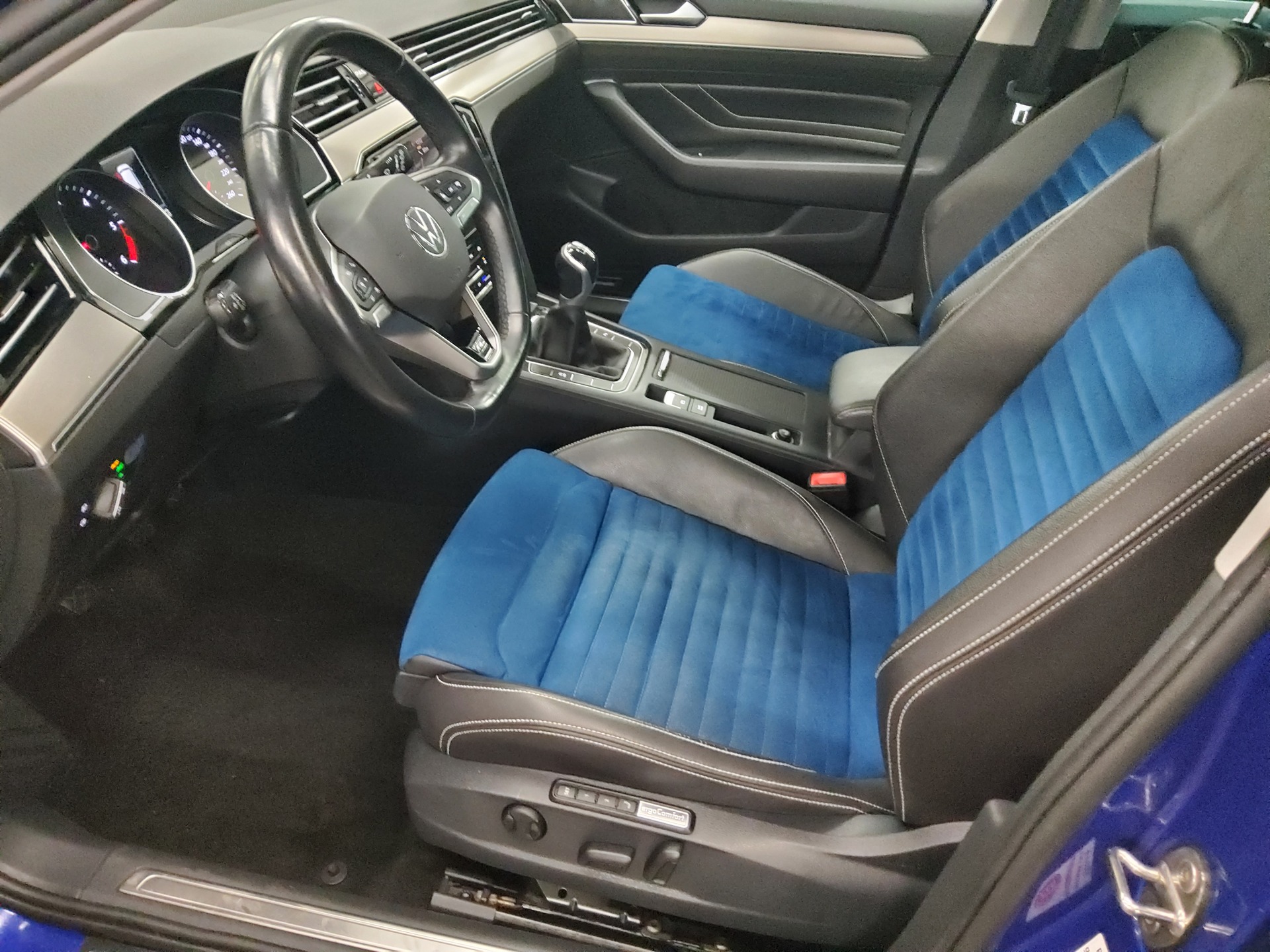 Volkswagen Passat Var. 2.0 TDI R-Line T-Leder Navi IQ.Light 8