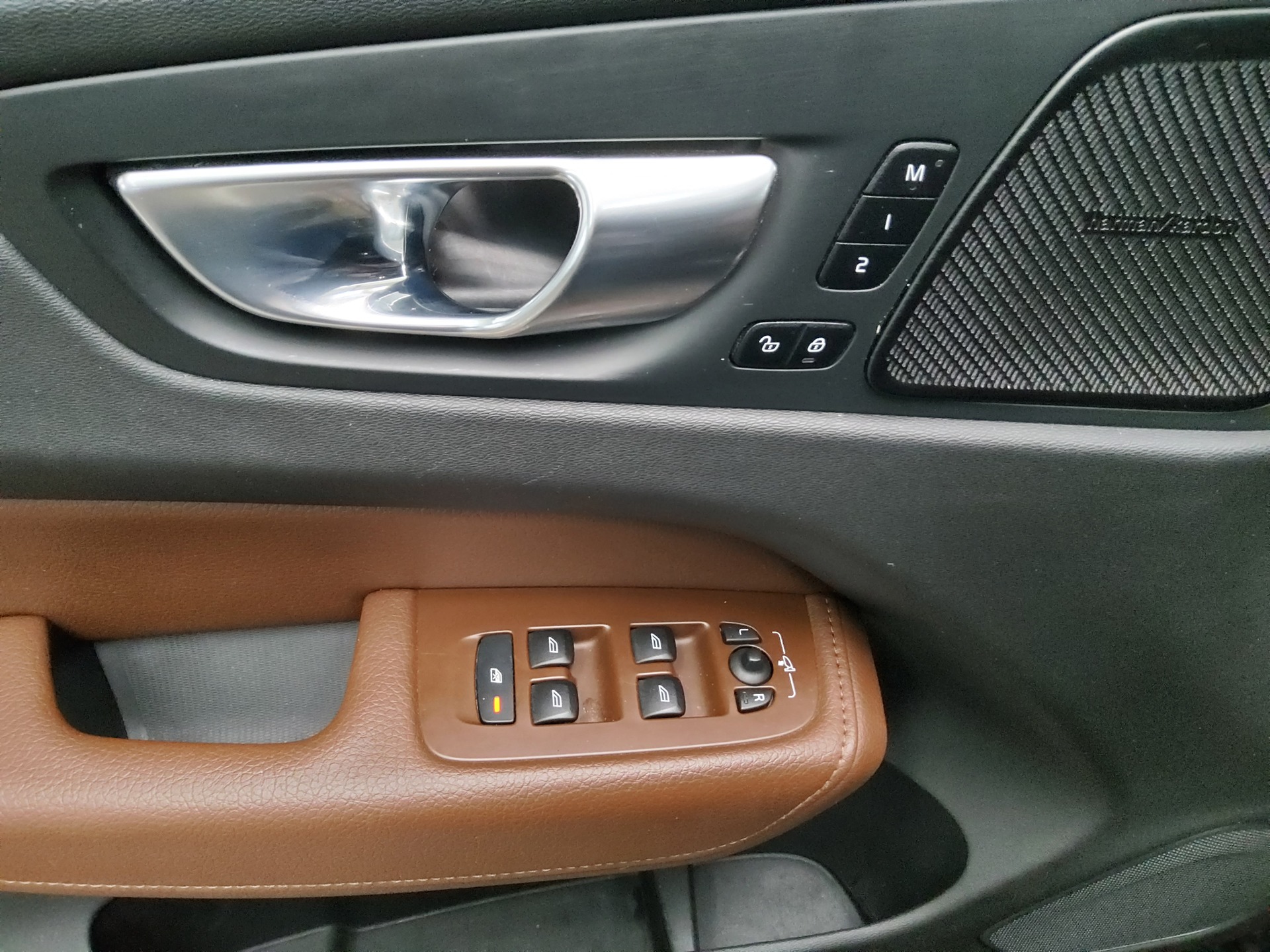 Volvo XC60 B4 Momentum Pro Navi LED Pano 360° H-K AHK 10