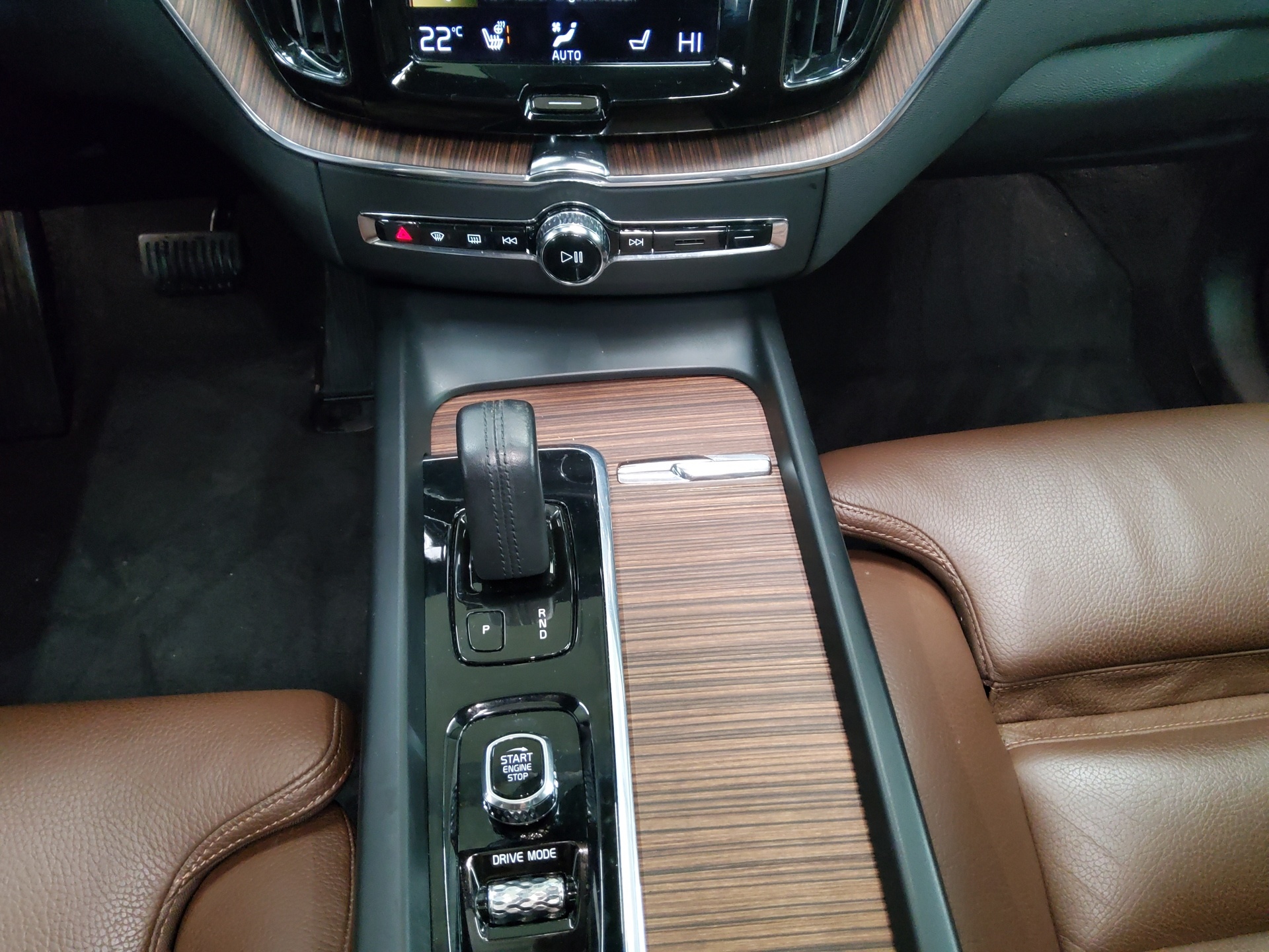 Volvo XC60 B4 Momentum Pro Navi LED Pano 360° H-K AHK 6