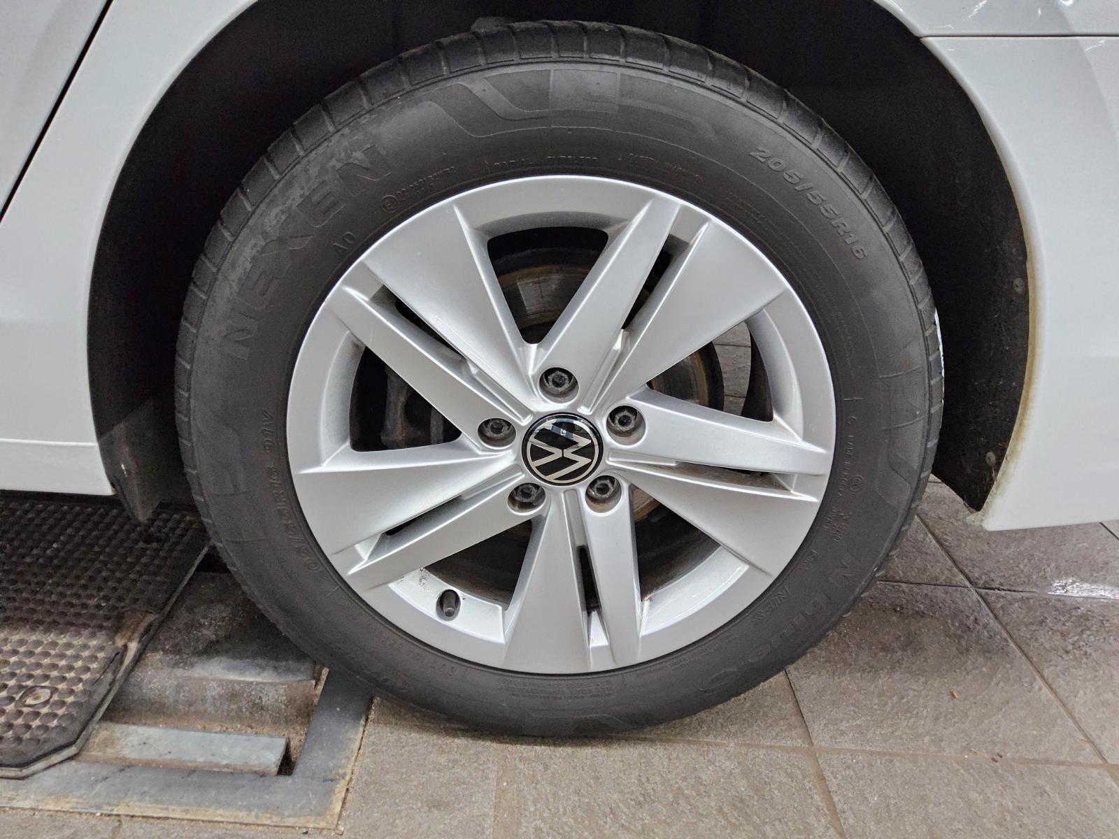 Volkswagen Golf-8 Var. 2.0 TDI Life Navi LED+ AID ACC PDC 11