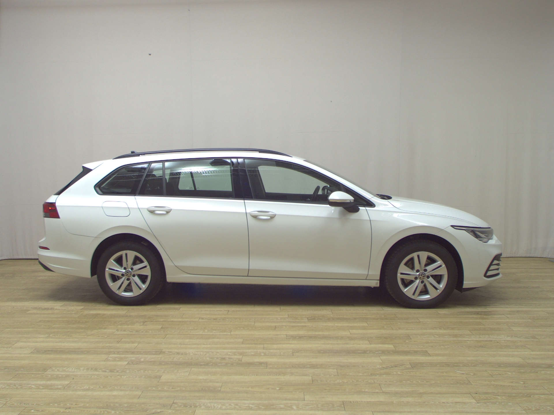 Volkswagen Golf-8 Var. 2.0 TDI Life Navi LED AID ACC Shz