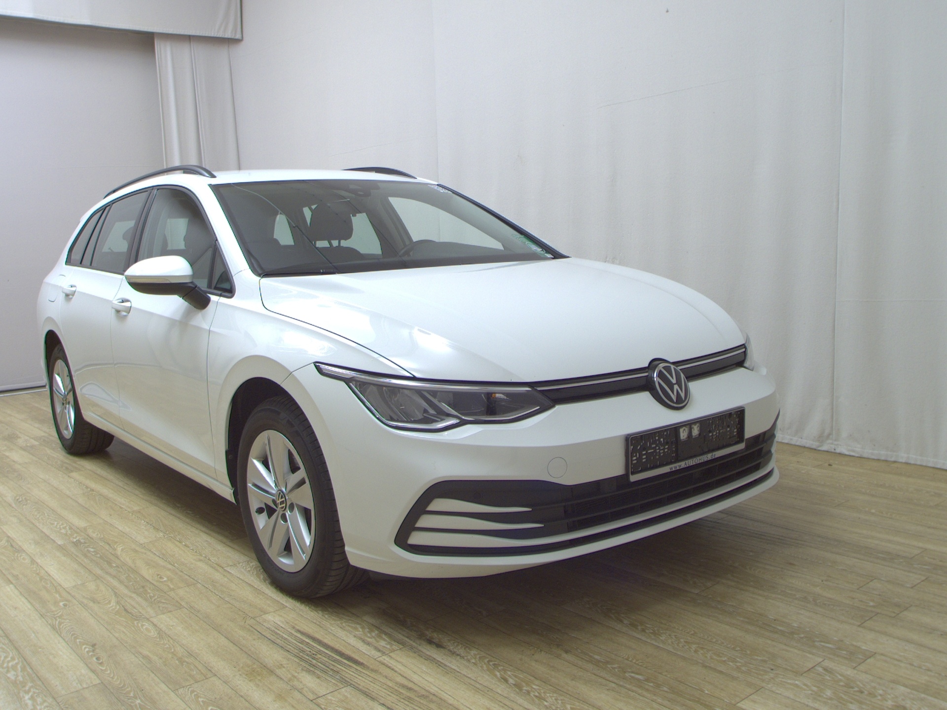 Volkswagen Golf-8 Var. 2.0 TDI Life Navi LED AID ACC Shz 3