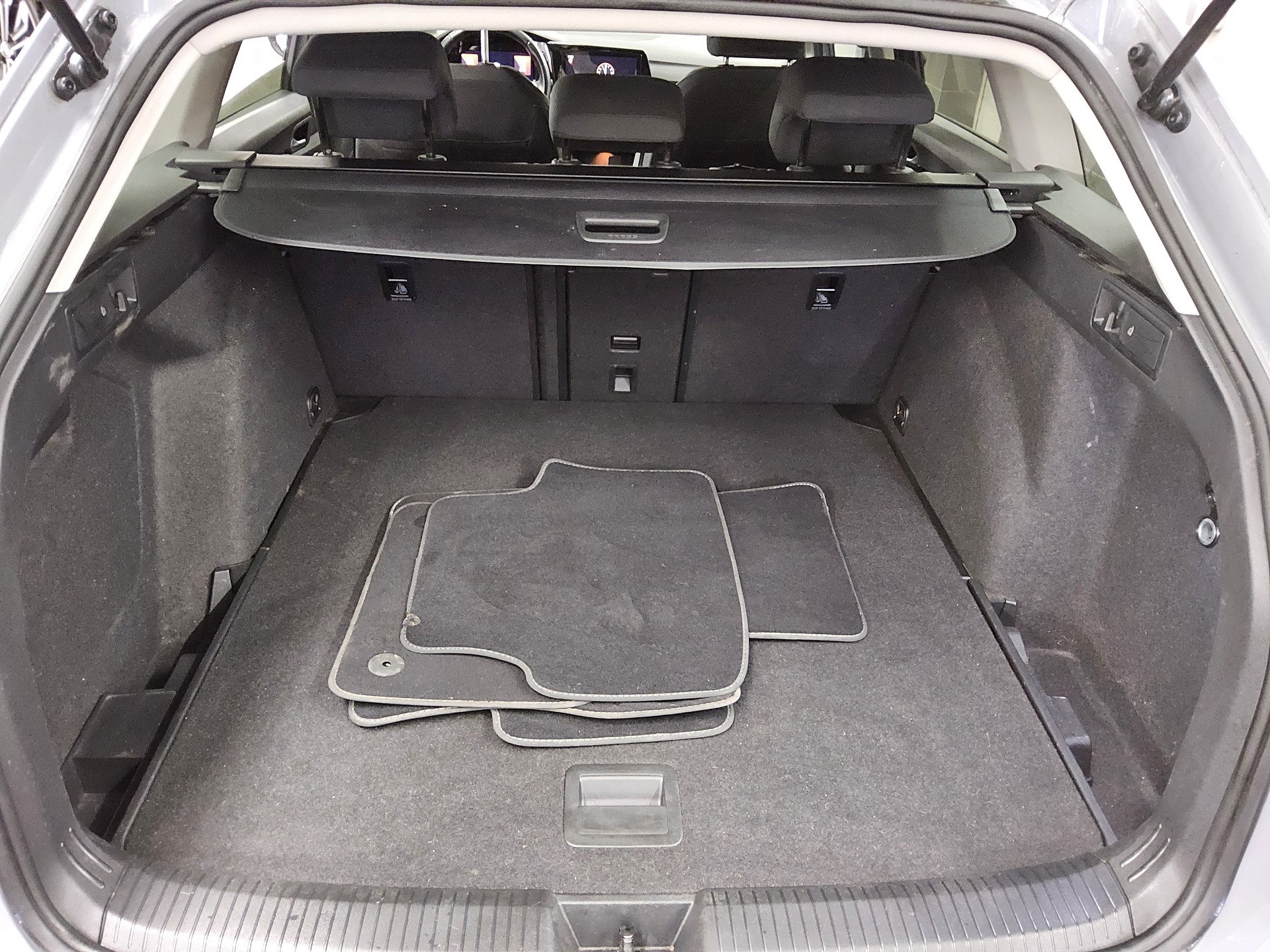 Volkswagen Golf-8 Var. 2.0 TDI Active Navi LED AID PDC Shz 11