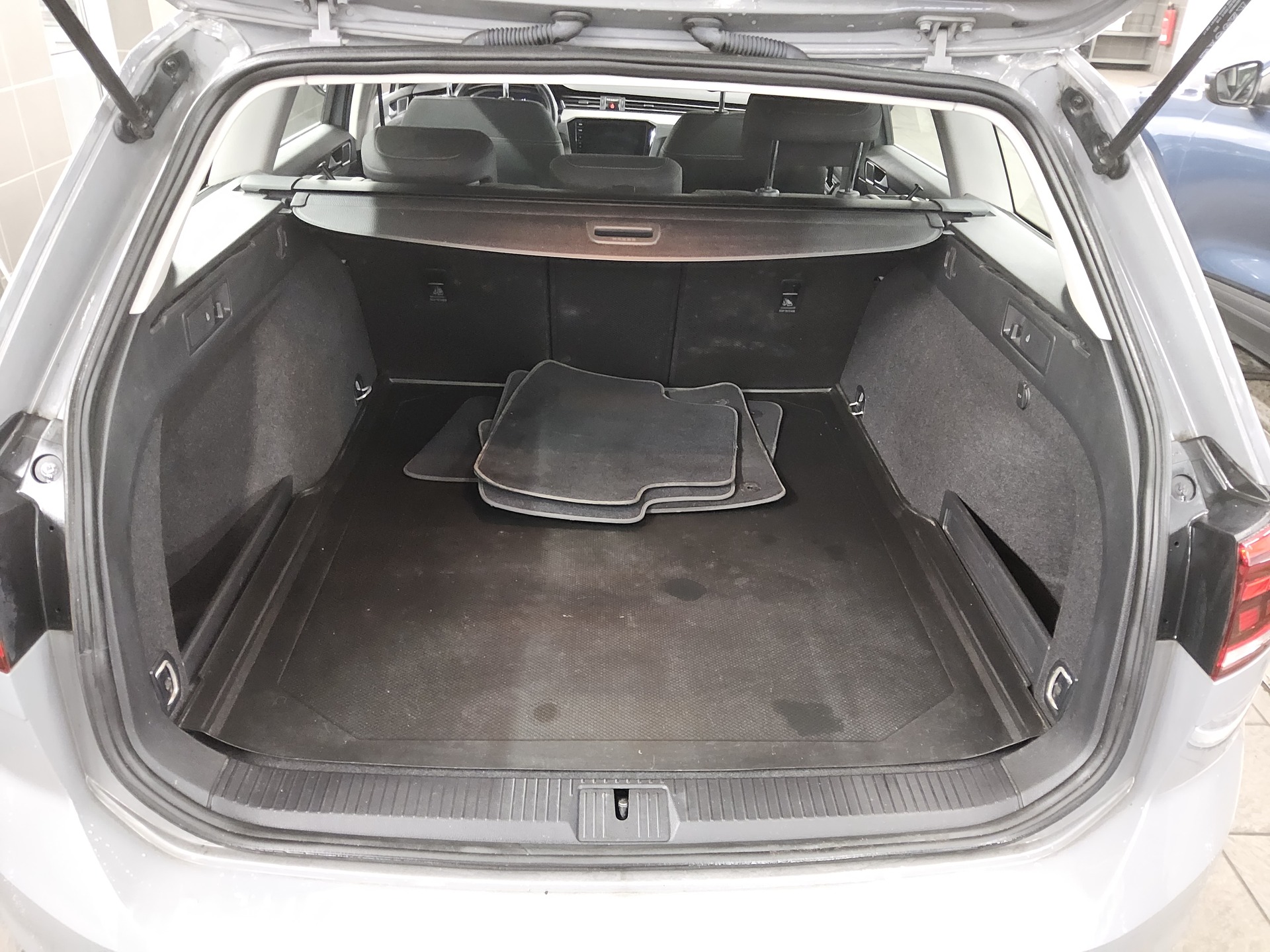 Volkswagen Passat Var. 2.0 TDI Business Navi LED RFK AID 12