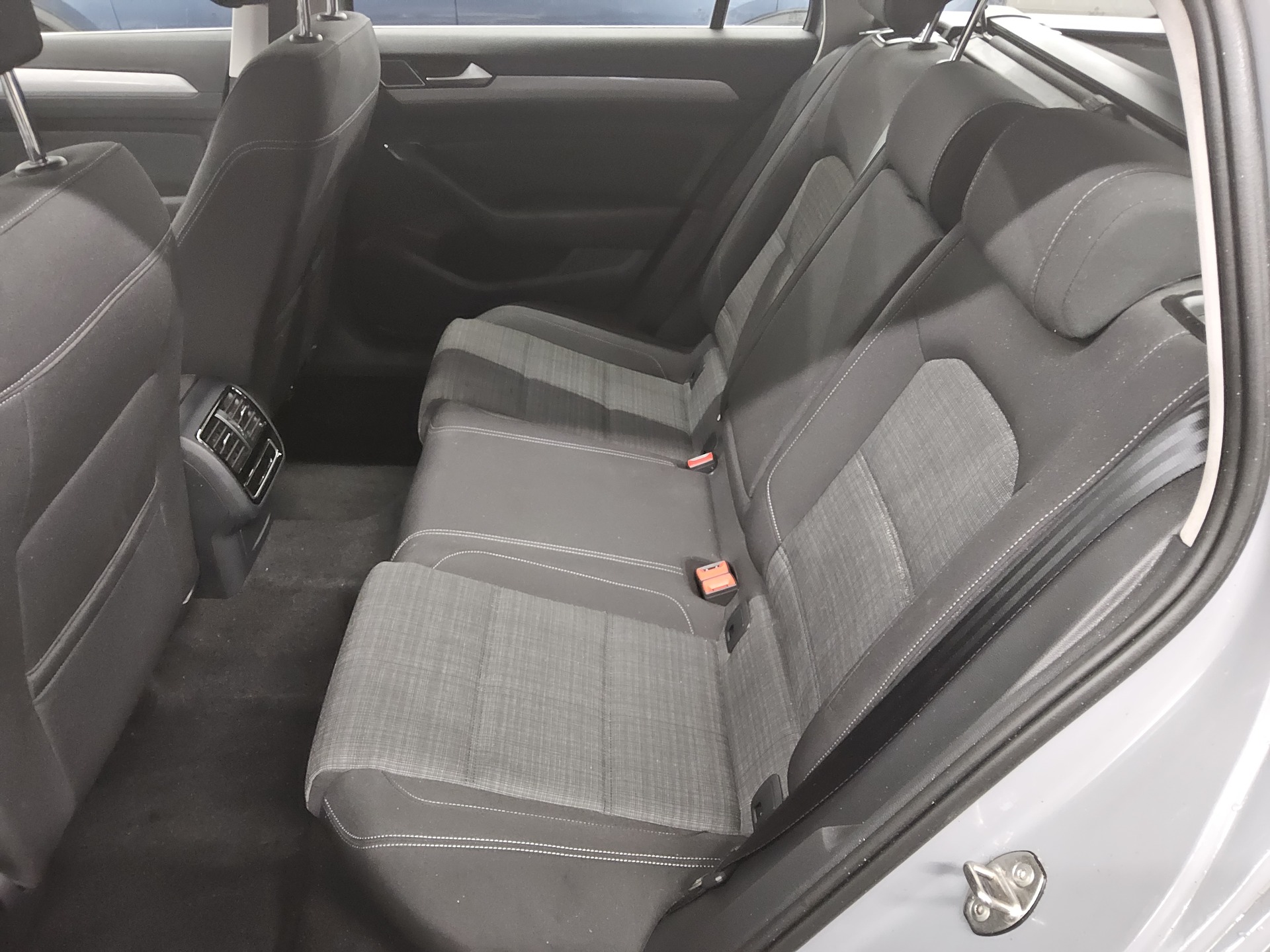 Volkswagen Passat Var. 2.0 TDI Business Navi LED RFK AID 13