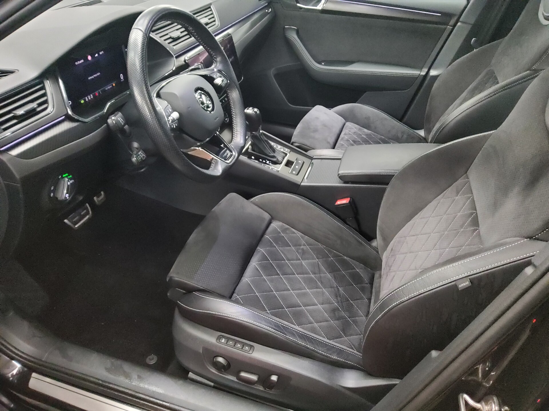 Skoda Superb Kombi 2.0 TDI SportLine Navi DC LED RfK 9