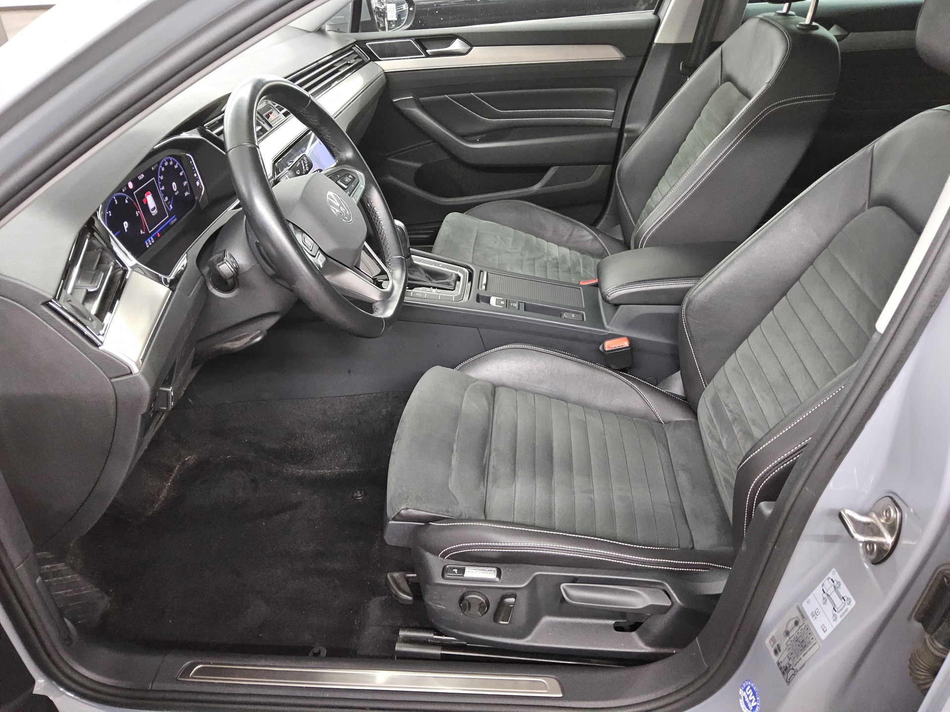 Volkswagen Passat Var. 2.0 TDI Elegance Navi DC Matrix Ahk 9