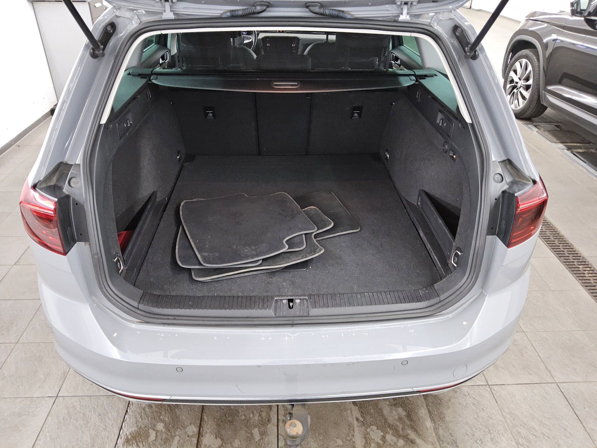 Volkswagen Passat Var. 2.0 TDI Elegance Navi DC Matrix Ahk 12