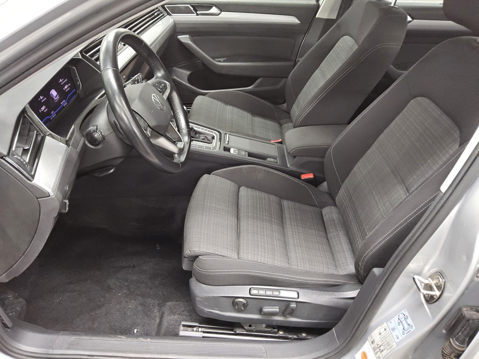 Volkswagen Passat Var. 2.0 TDI Business Navi+ DC StandHzg 9