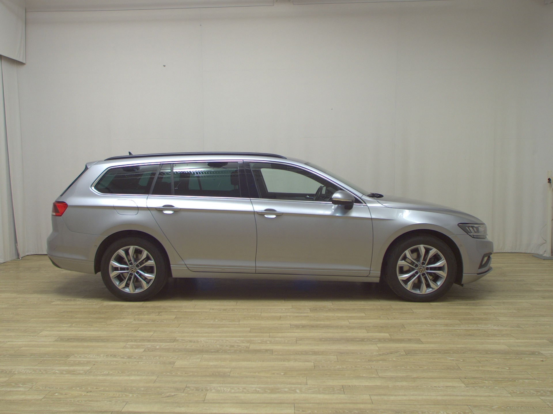 Volkswagen Passat Var. 2.0 TDI Business Navi LED DC AHK RFK