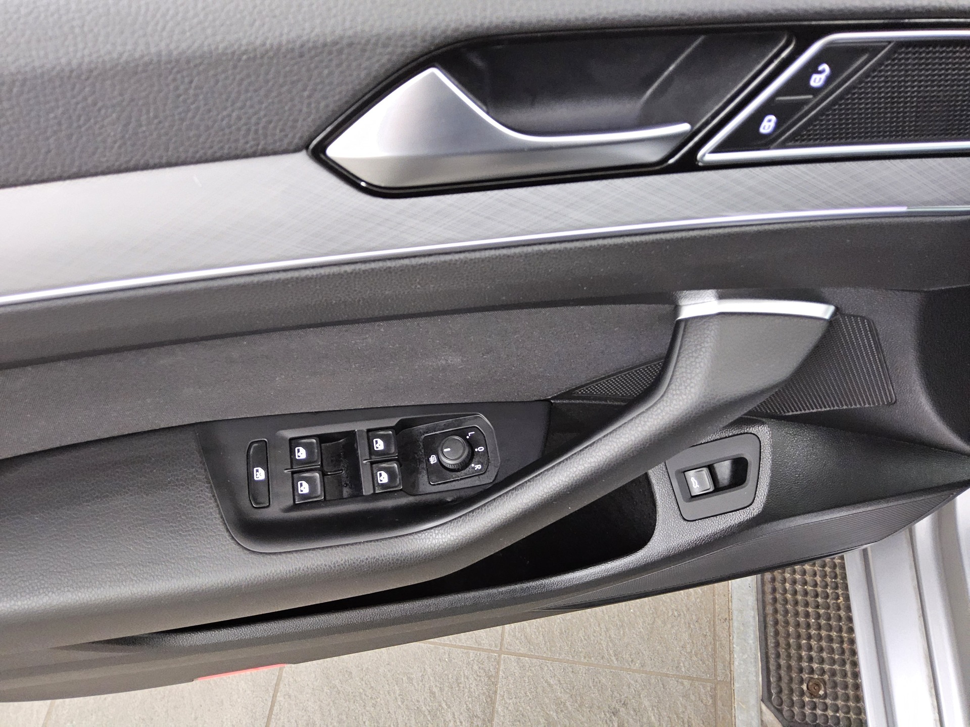 Volkswagen Passat Var. 2.0 TDI Business Navi LED DC AHK RFK 10