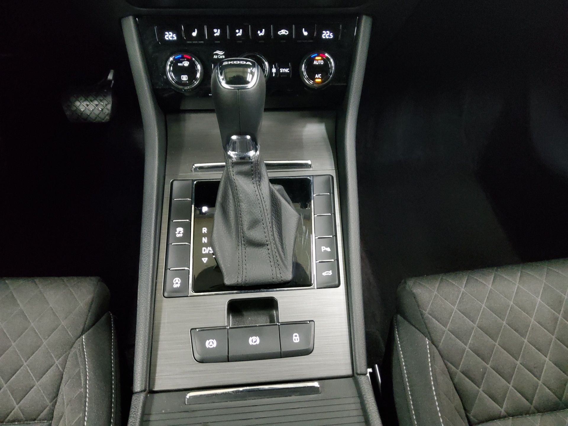 Skoda Superb Kombi 2.0 TDI Ambition Navi LED Virtual 6