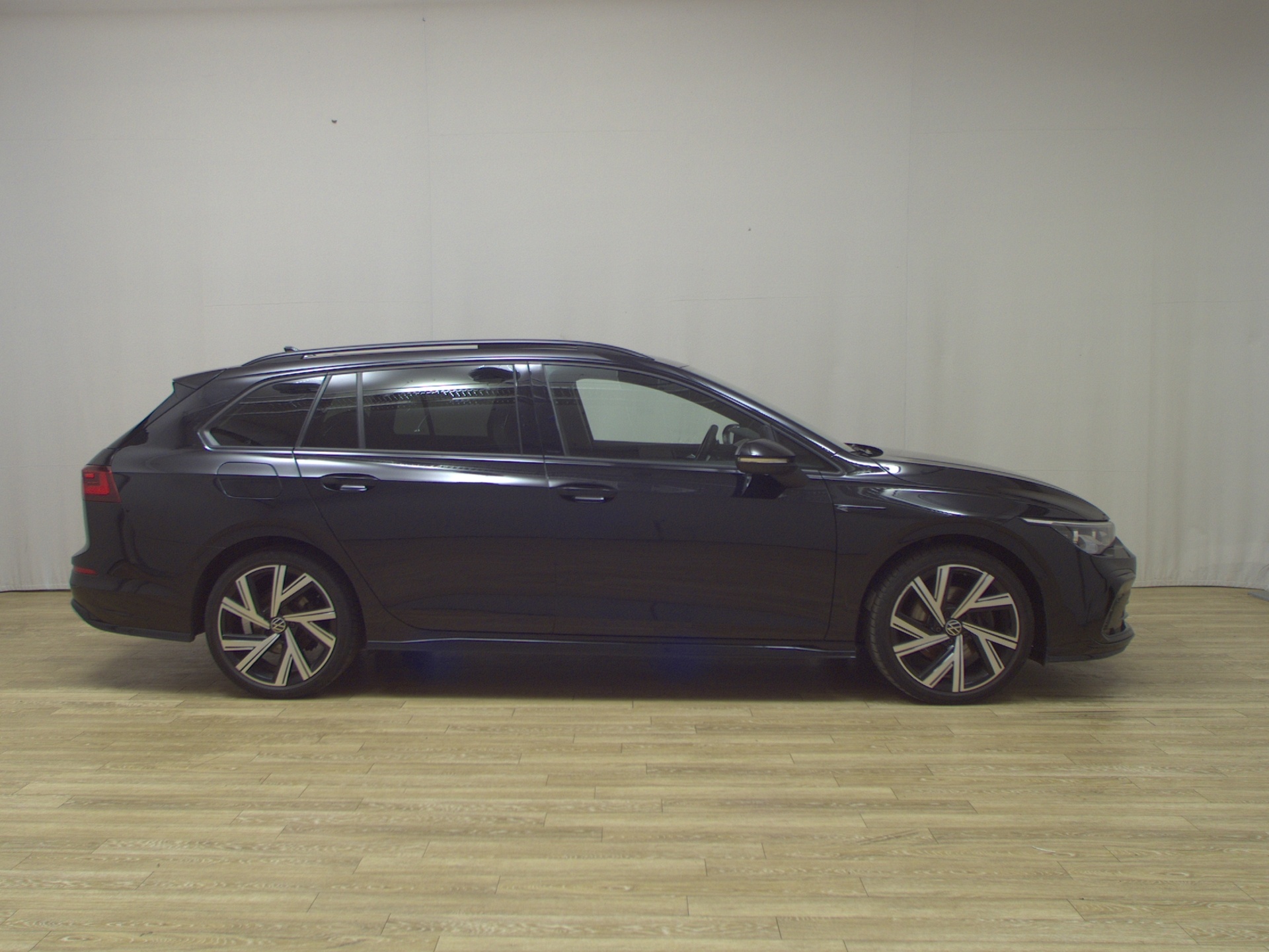 Volkswagen Golf-8 Var. 2.0 TDI R-Line Pano IQ.Light AID H-K