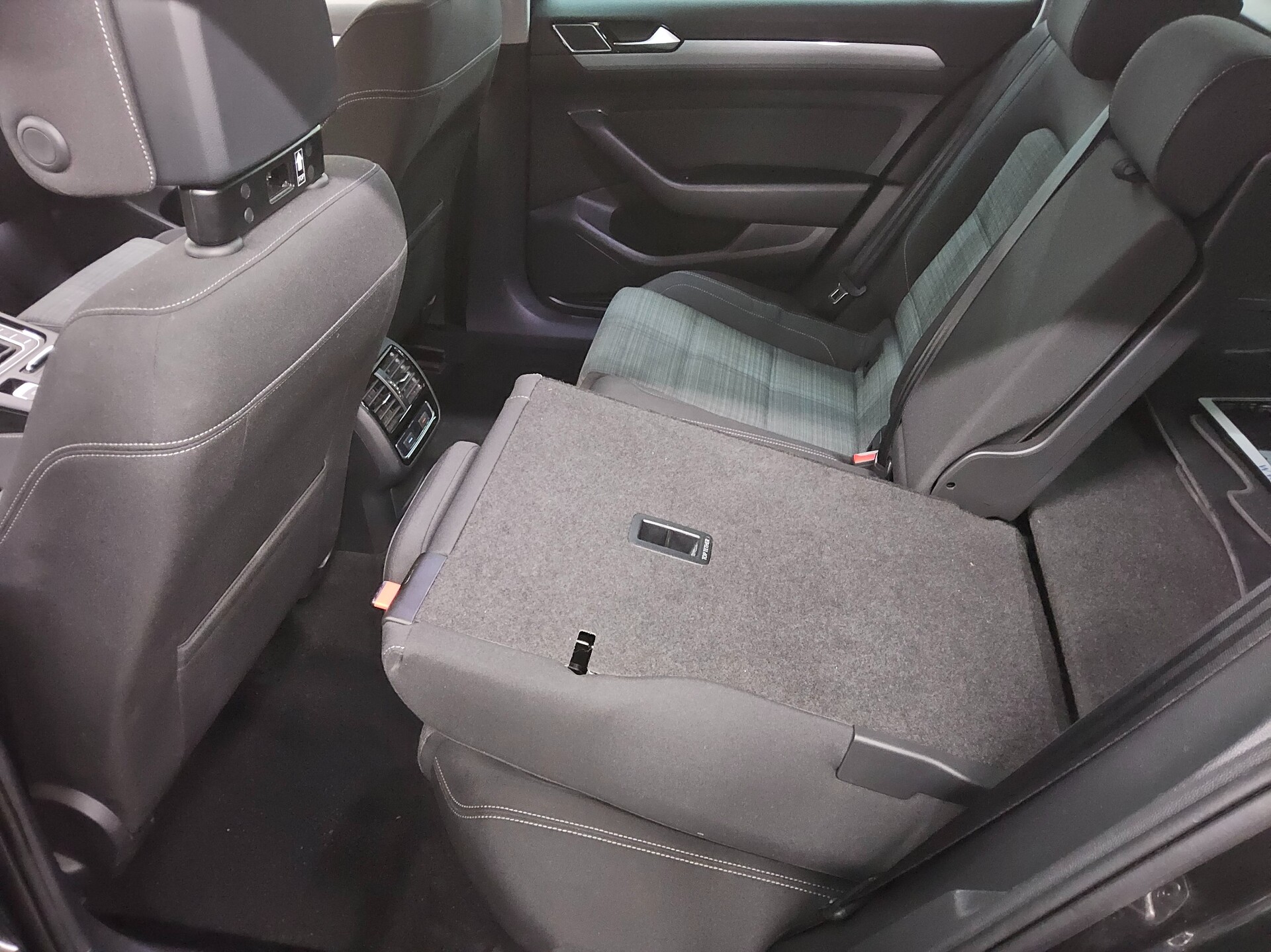 Volkswagen Passat Var. 1.6 TDI Business Navi LED RfK ACC 12