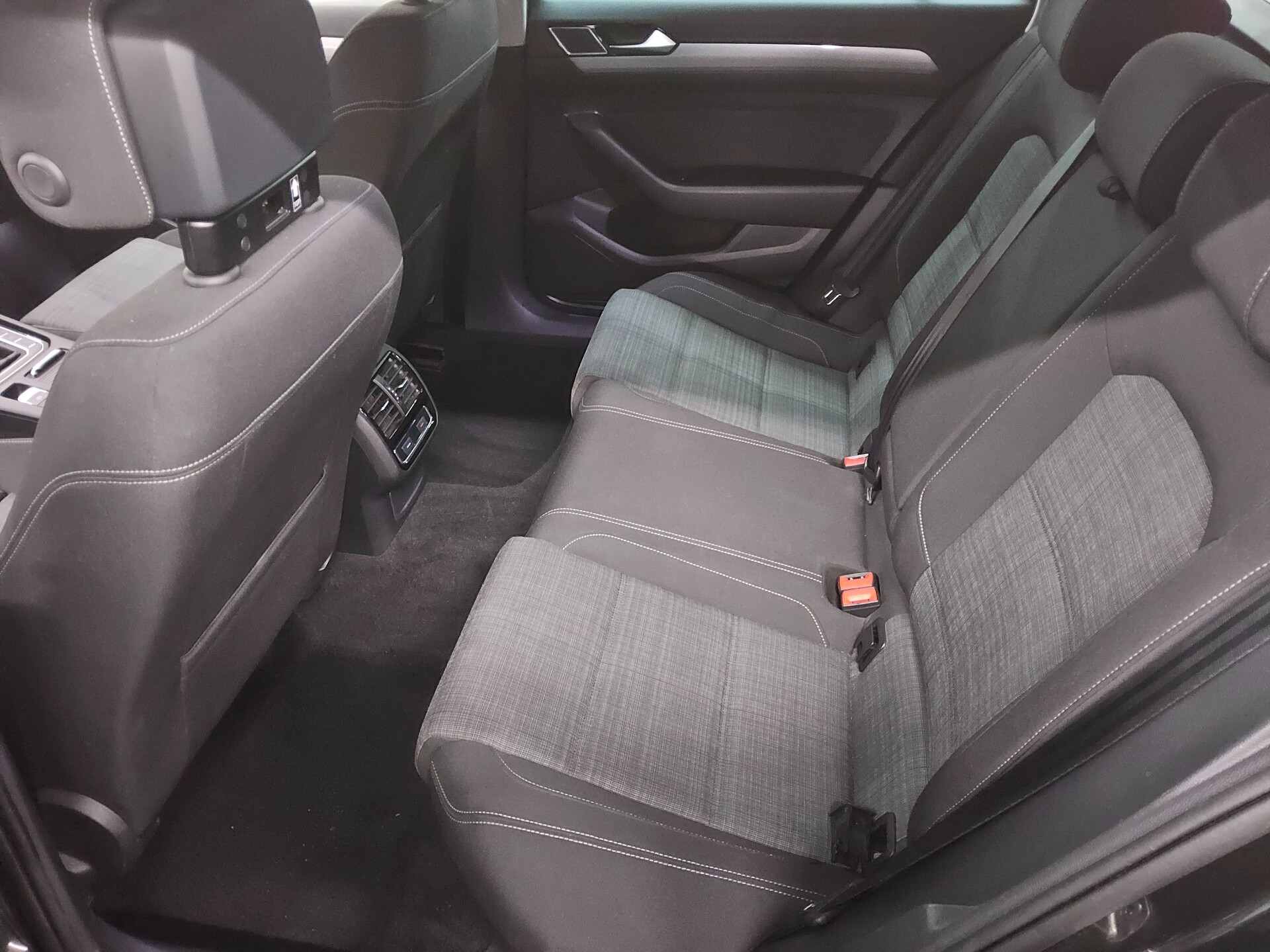 Volkswagen Passat Var. 1.6 TDI Business Navi LED RfK ACC 13