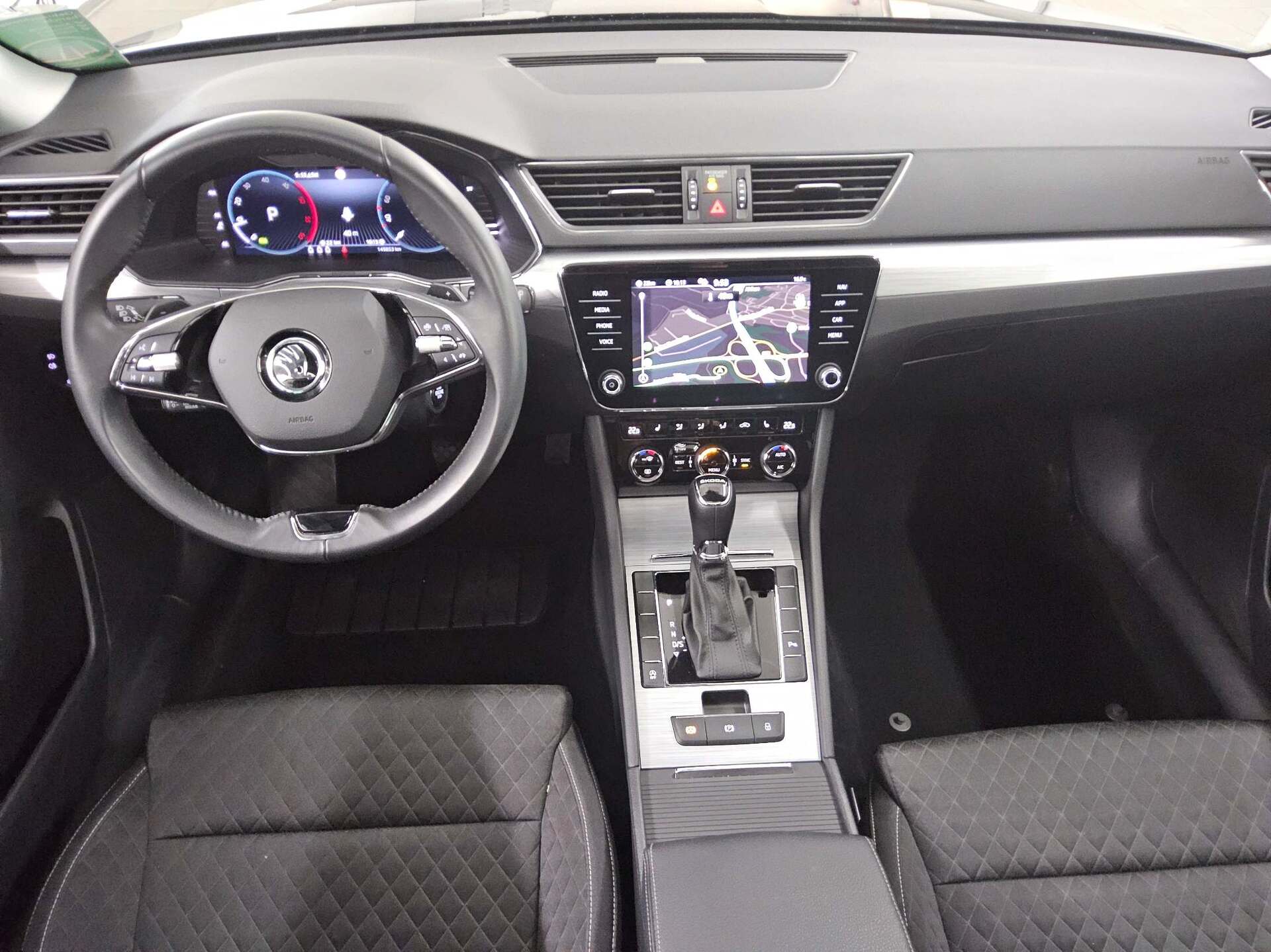 Skoda Superb Kombi 2.0 TDI Ambition Navi DC Pano AHK 5