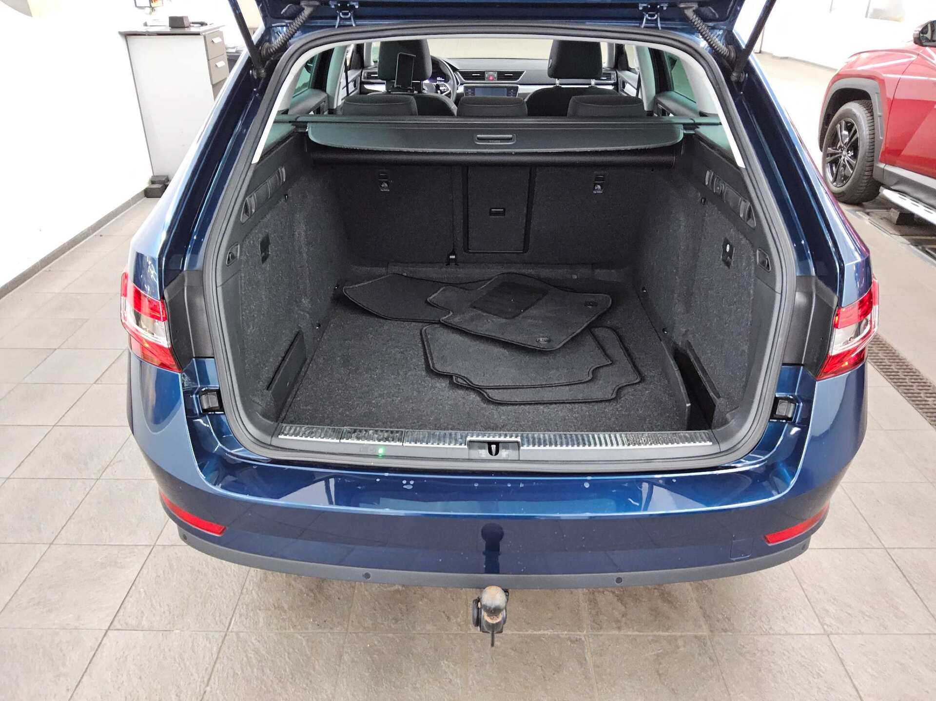 Skoda Superb Kombi 2.0 TDI Ambition Navi DC Pano AHK 12